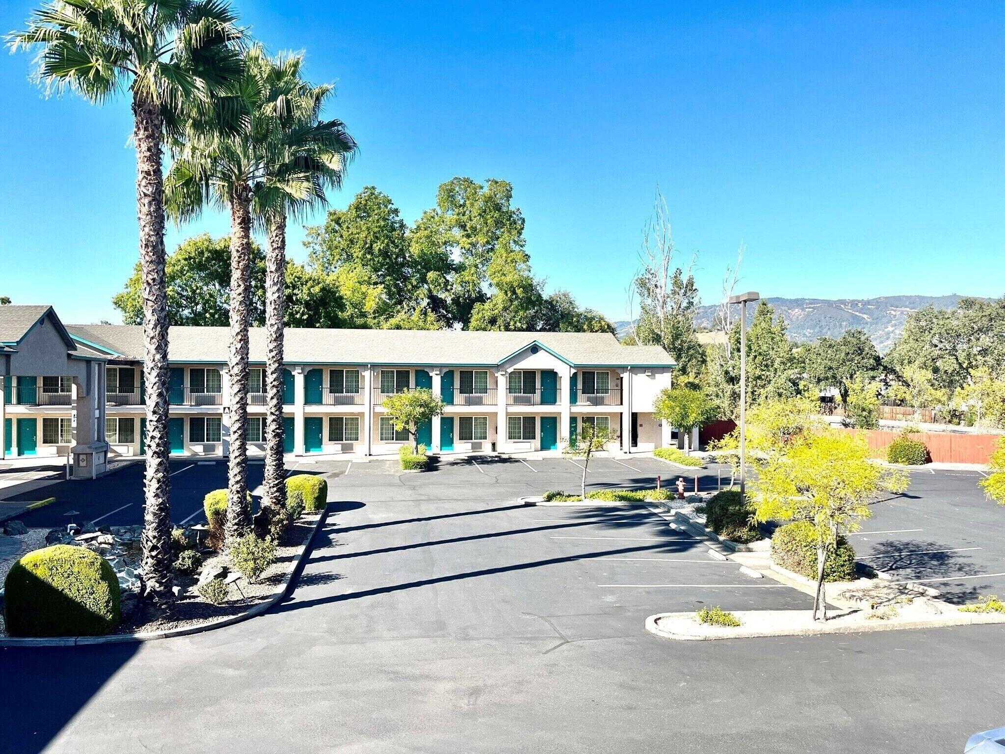 Vista Exterior Cloverdale Wine Country Inn & Suites
