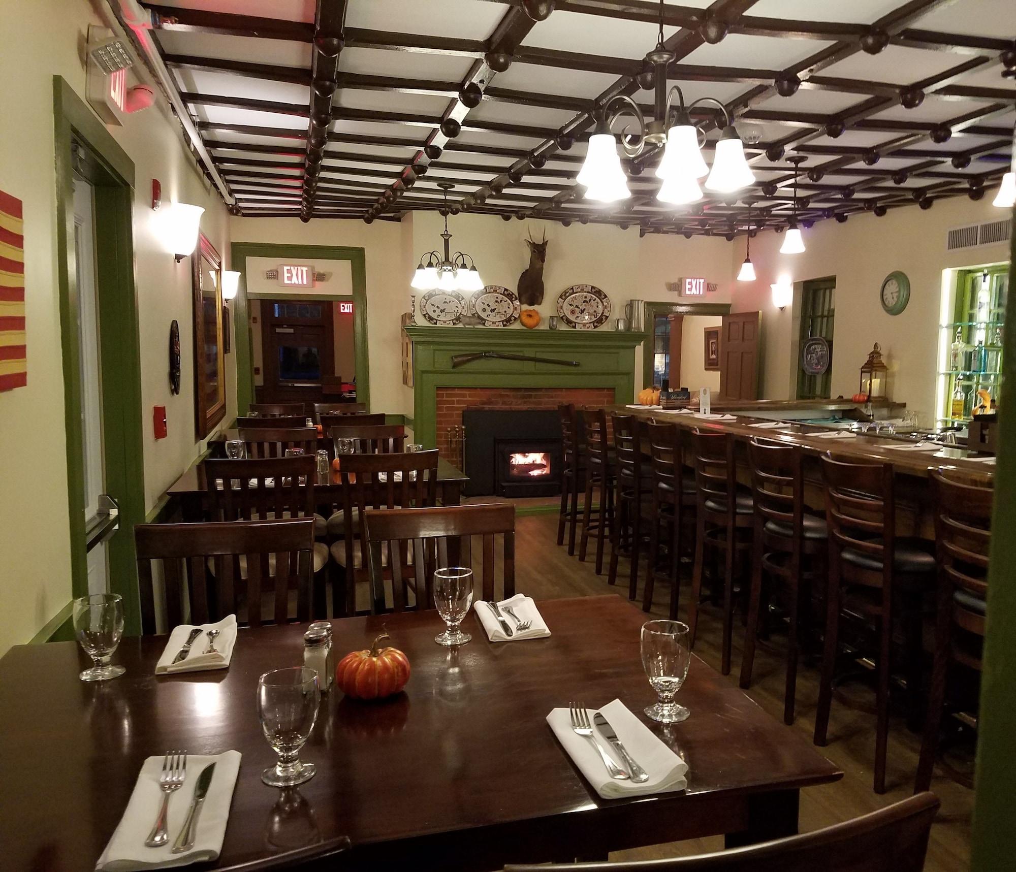 Bar/Salón Washington Inn and Tavern