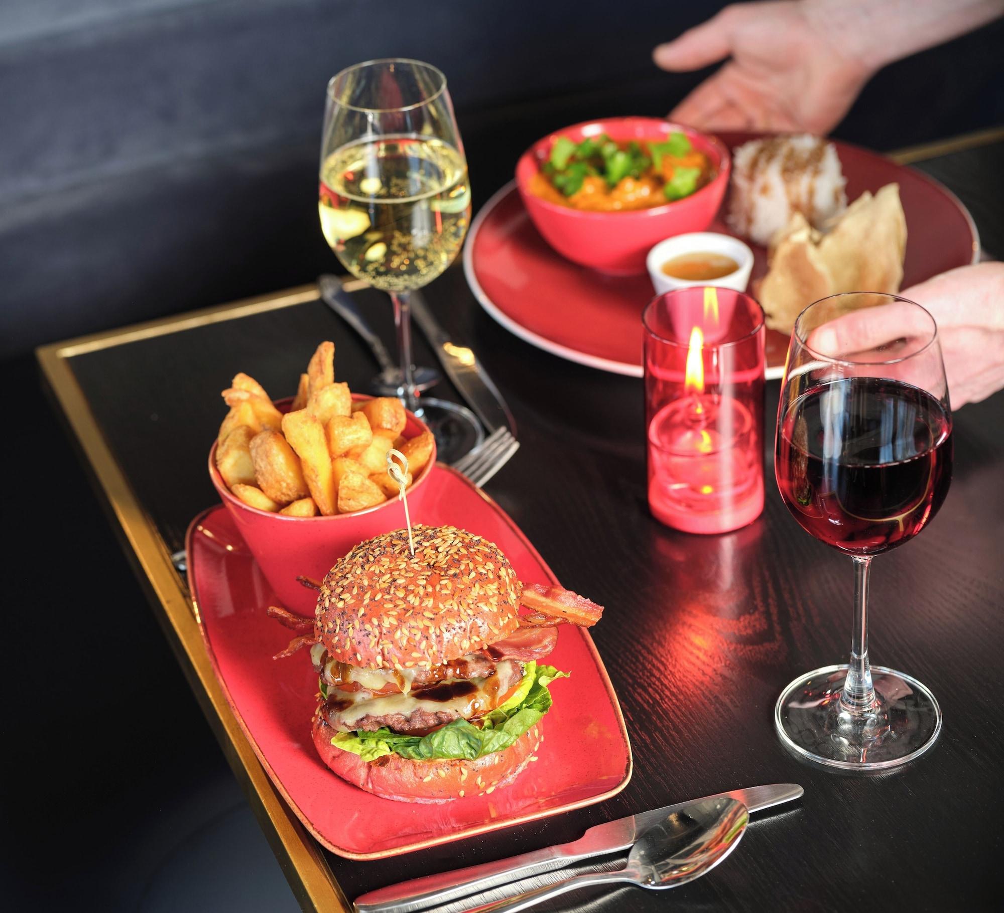Restaurant Radisson RED London Gatwick Airport