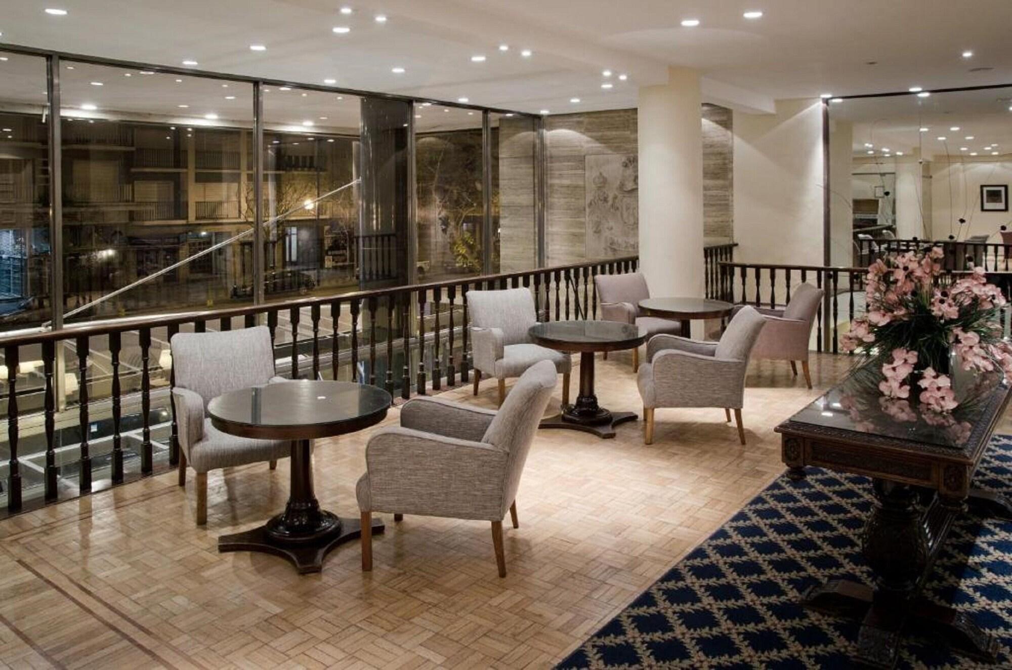 Vista Lobby Dos Reyes Hotel