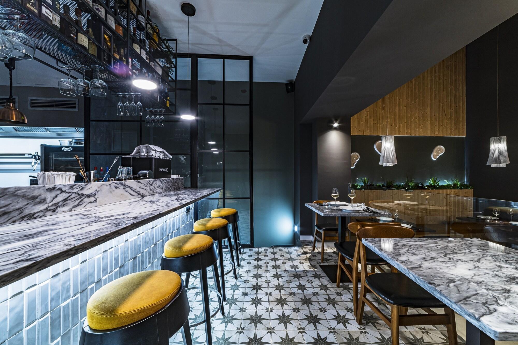 Bar/Salón 19 Tile Ceramic Concept  - by Unlock Hotels