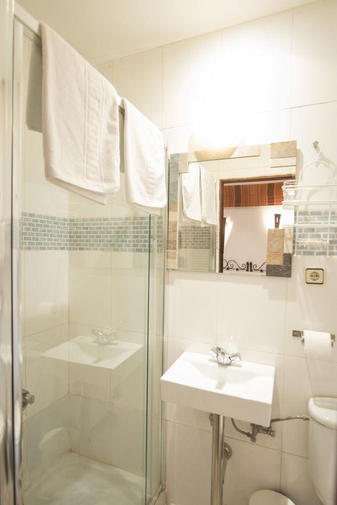 Equipamiento de Habitación Manuela by Gaiarooms