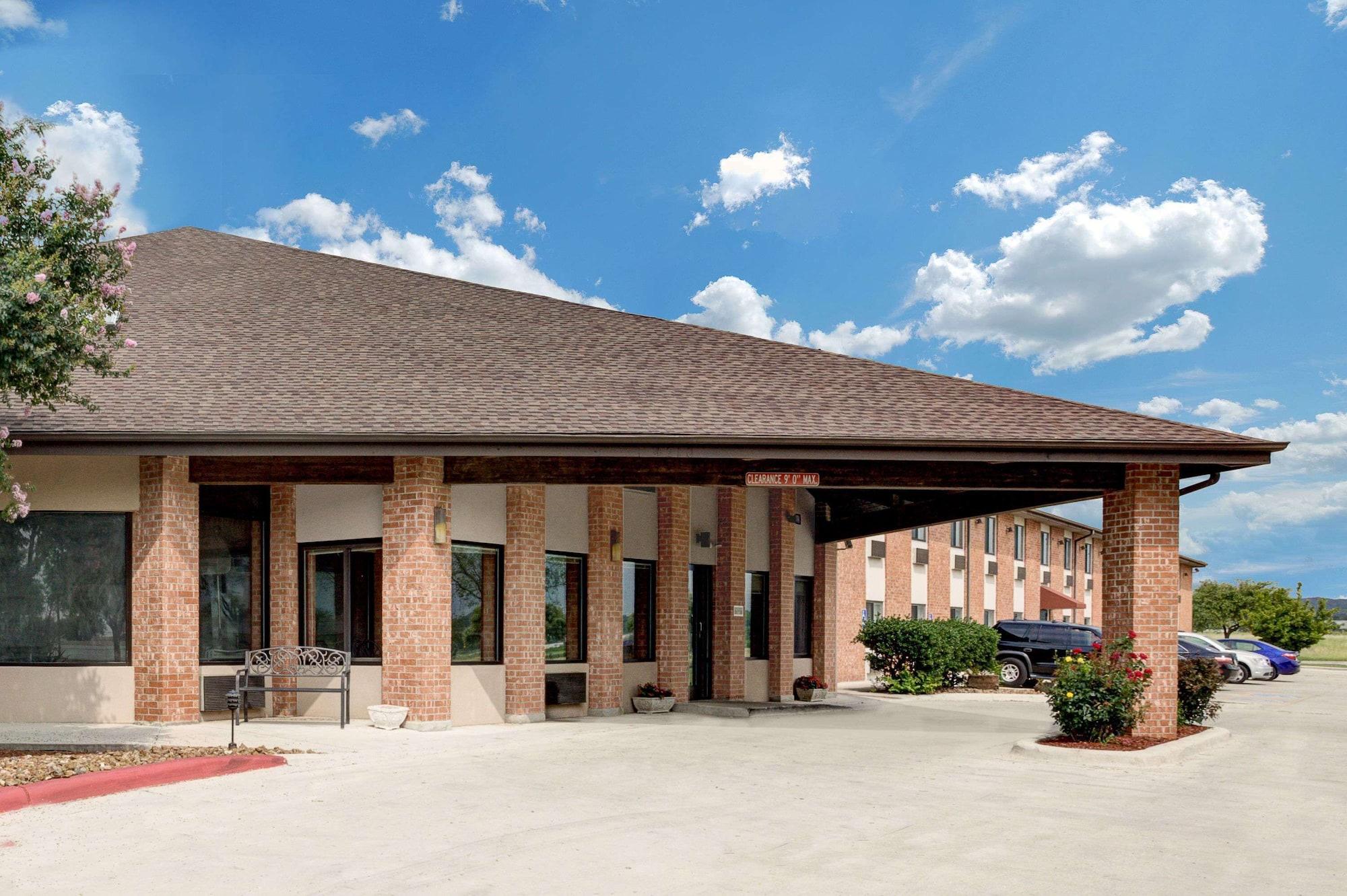 Vista Exterior Baymont Inn & Suites by Wyndham San Marcos Outlet Malls