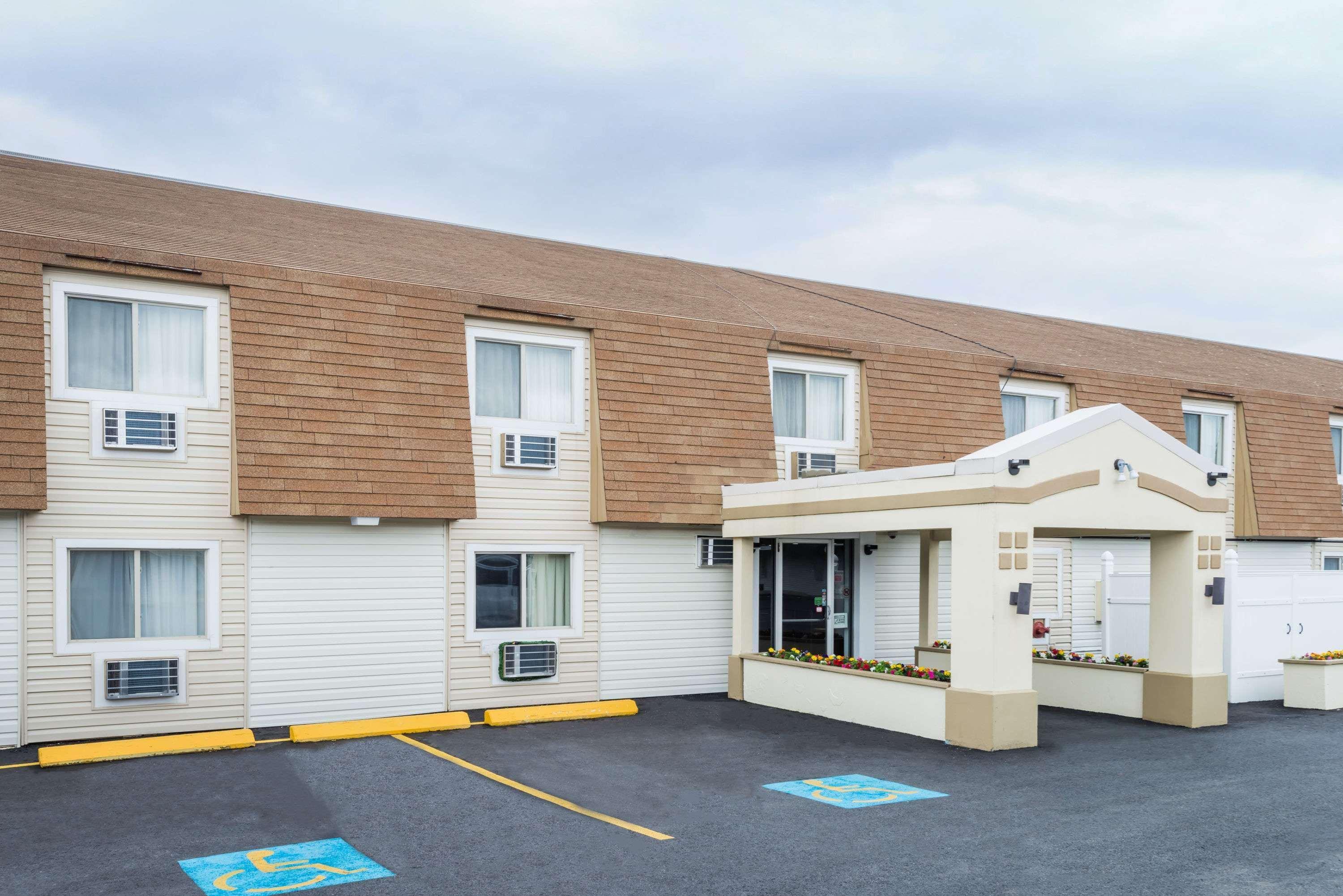 Vista Exterior Super 8 by Wyndham Bangor