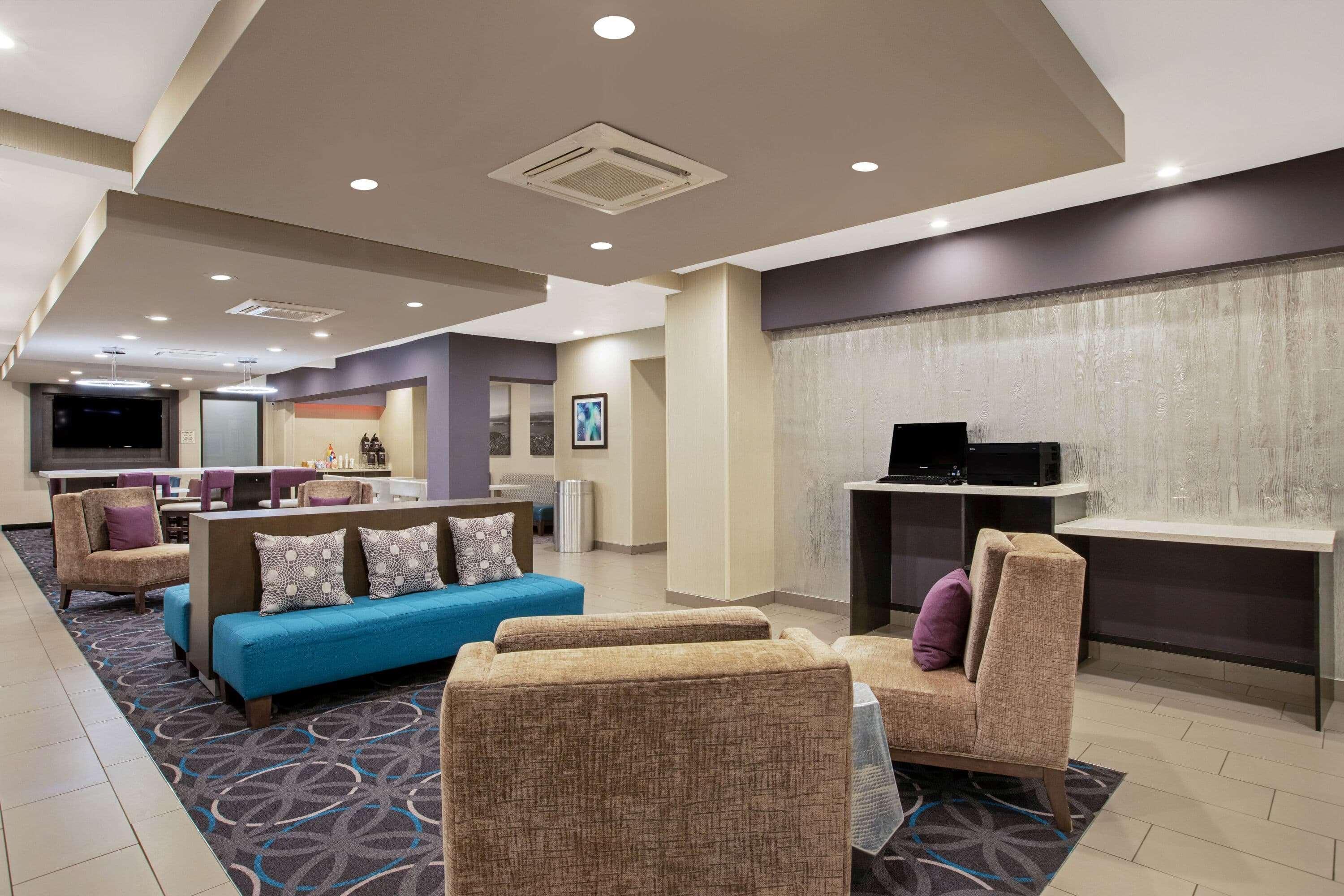 Vista Lobby La Quinta Inn Suites By Wyndham Fayetteville