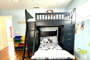 Alquiler Vacacional - NEW!!! 
Family Friendly Retreat w/ Yard & Play
2000sqft
Free Parking
AT&T Fiber