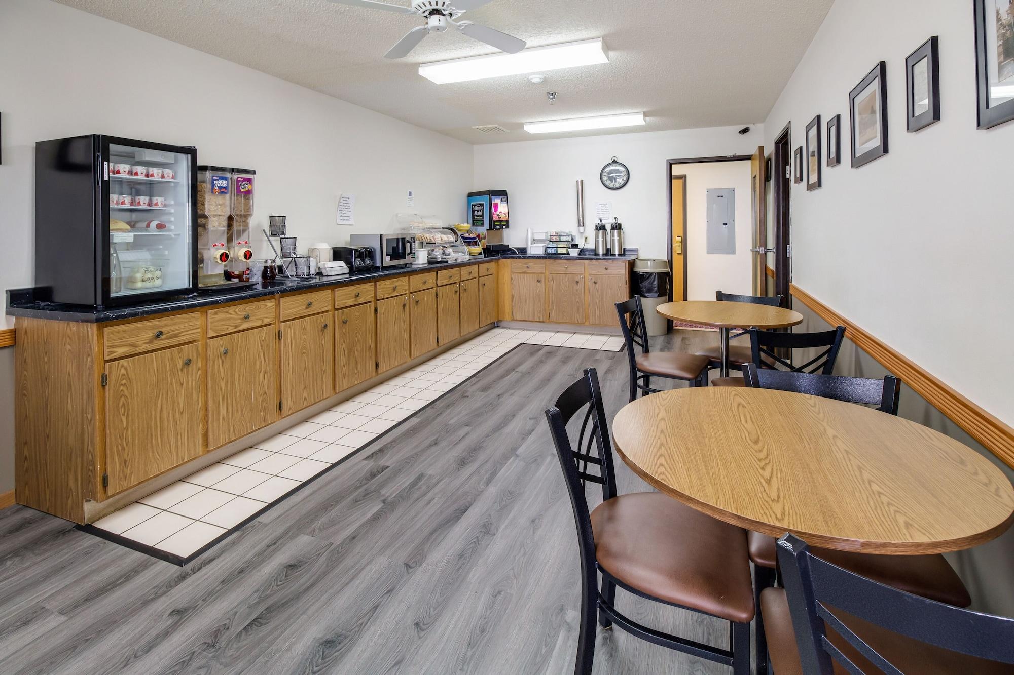 Restaurant Alliance Hotel & Suites, a Howard Johnson by Wyndham