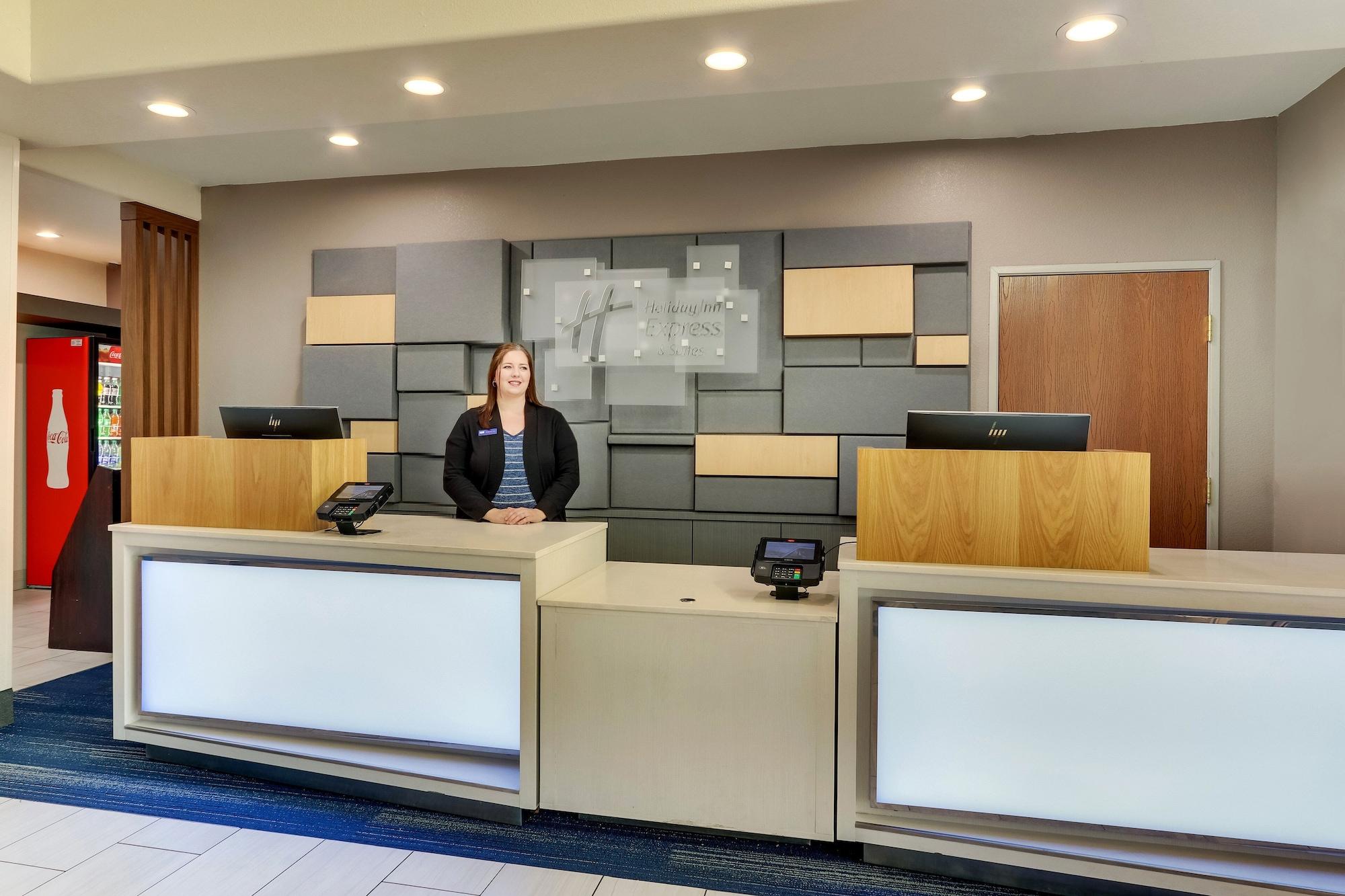 Vista Lobby Holiday Inn Express & Suites Lake Worth by IHG