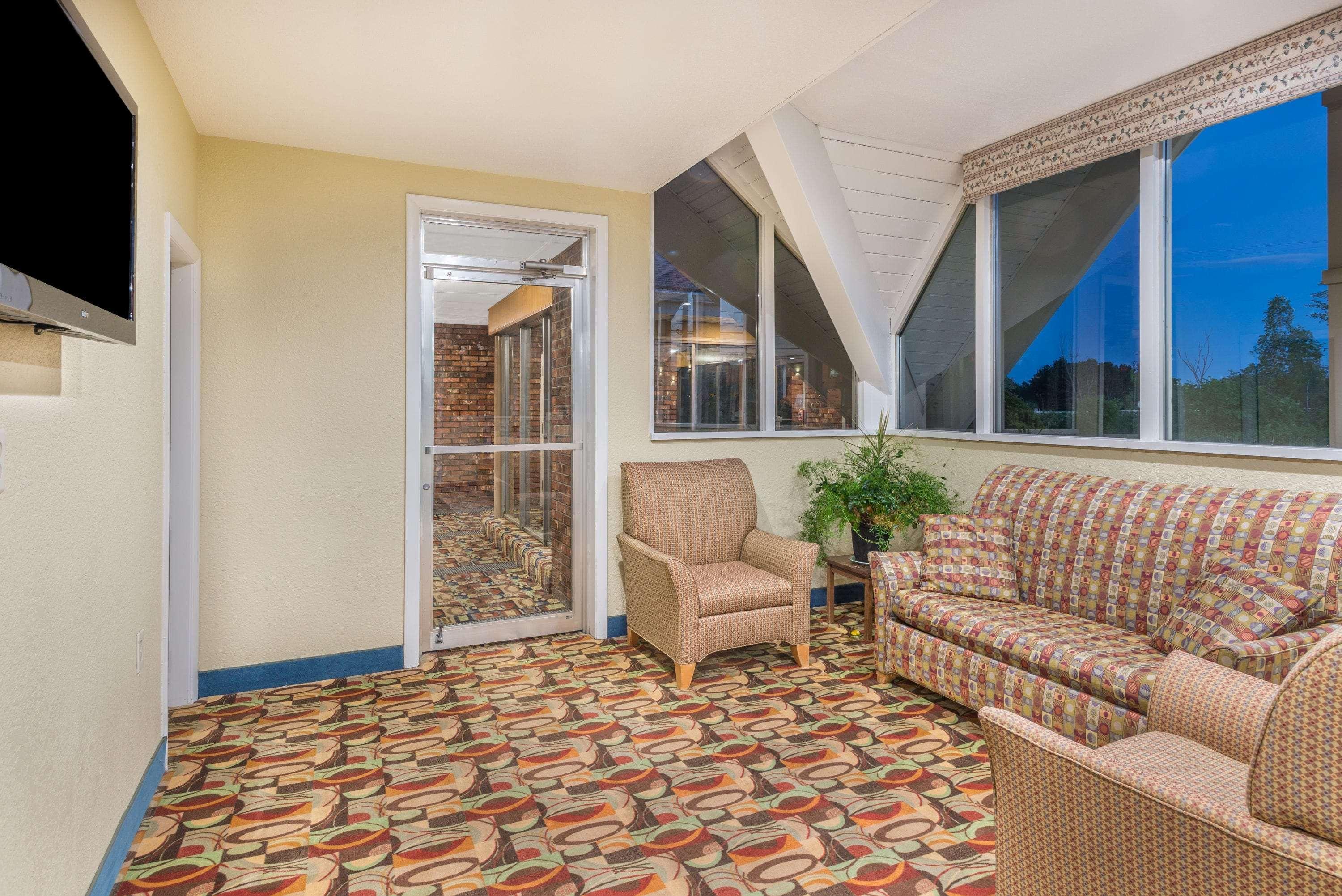 Vista Lobby Howard Johnson by Wyndham Bangor