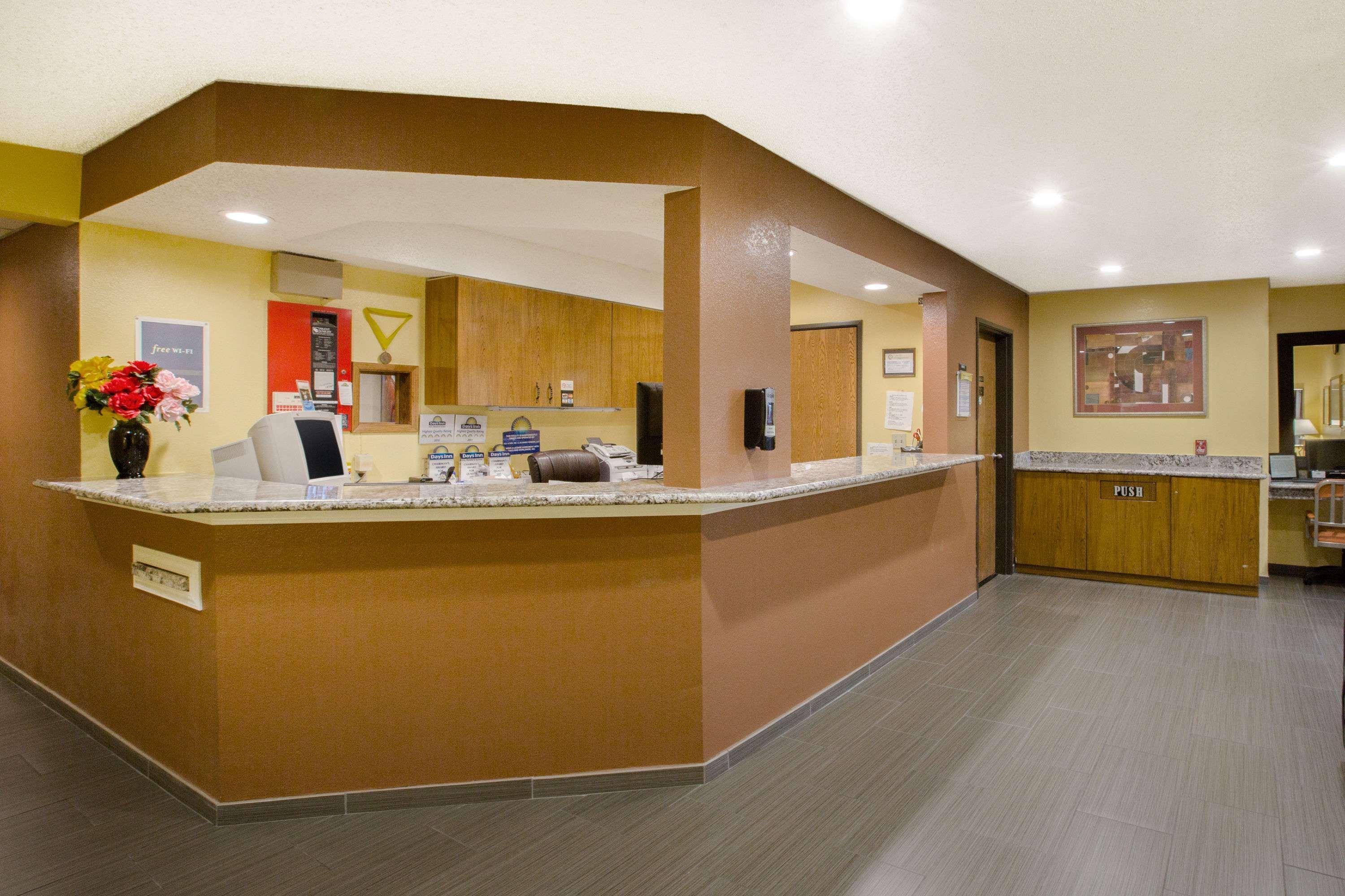 Vista Lobby Days Inn by Wyndham Fremont