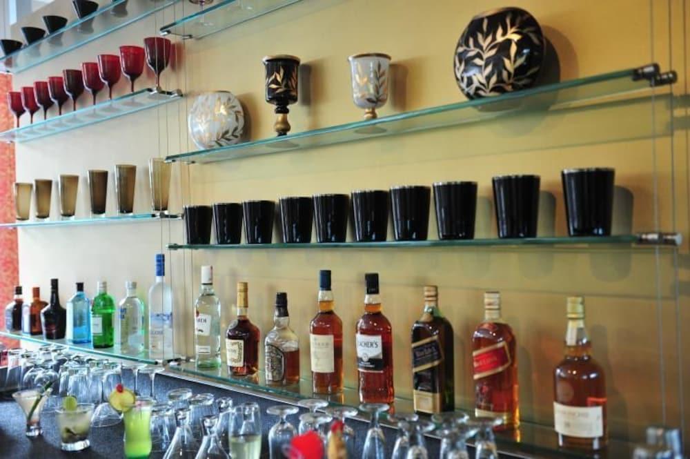 Bar/Salón United-21 Emerald Forest Hotel