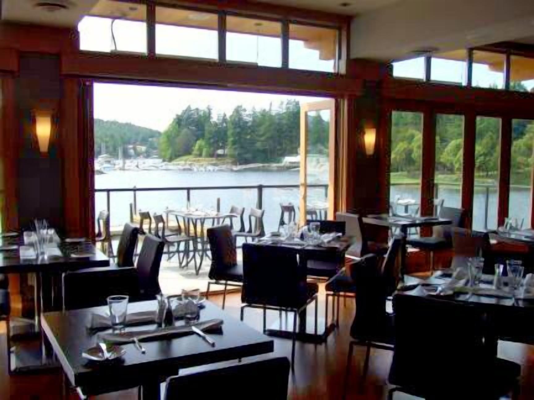 Restaurant Painted Boat Resort
