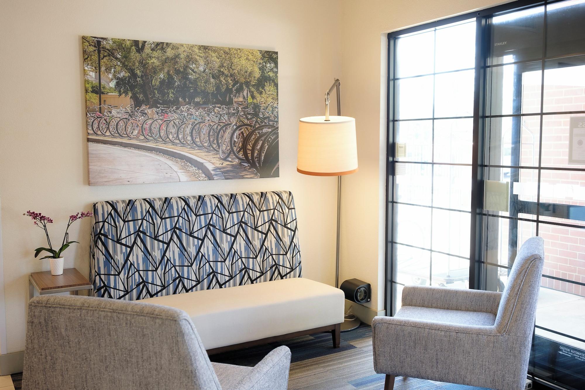 Vista Lobby Holiday Inn Express & Suites Davis - University Area by IHG