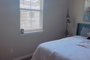 Alquiler Vacacional - Charming 2-bedroom condo with WiFi, AC in brilliant Carrollton 10 min from beach