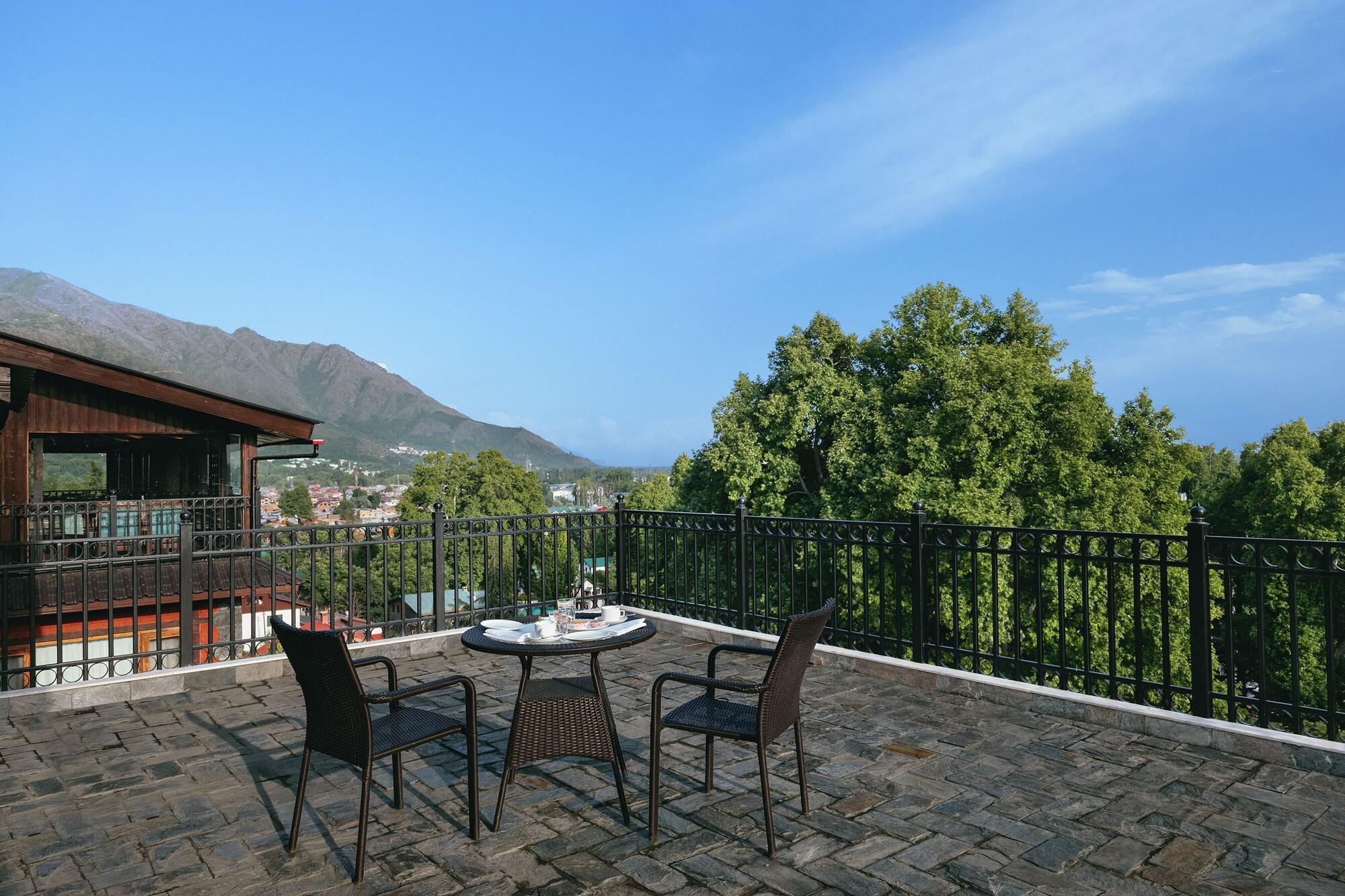 Vista Exterior Golden Tulip Srinagar