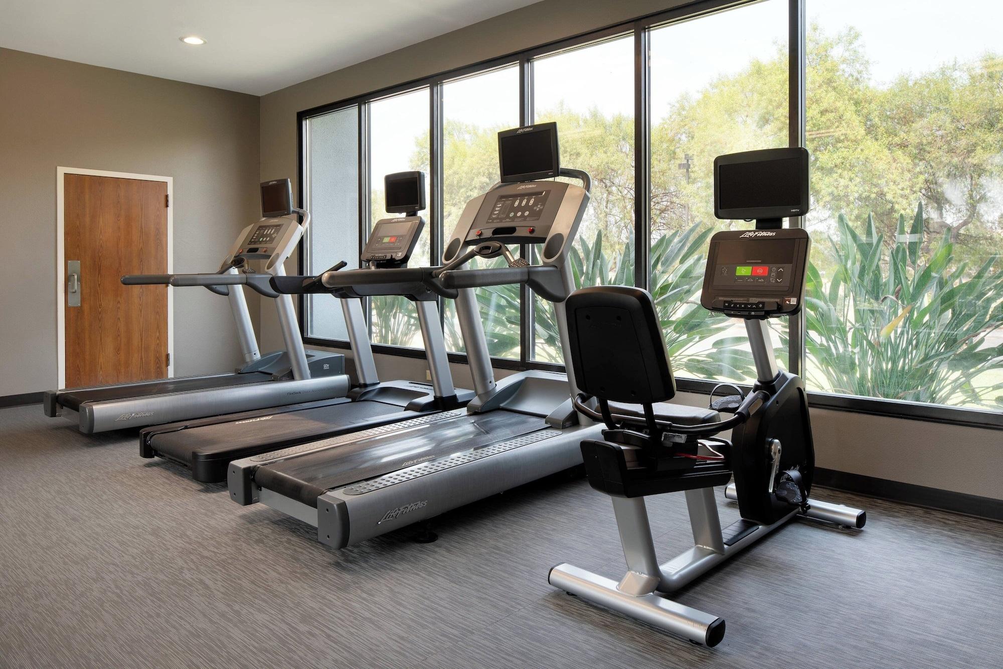 Gimnasio Courtyard by Marriott Fresno