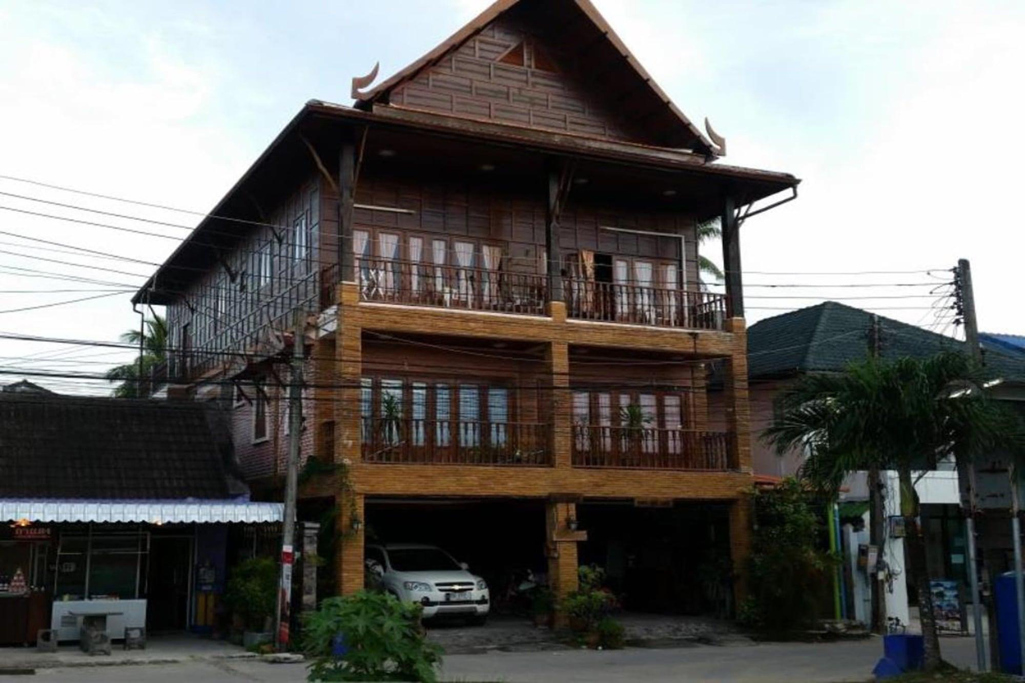 Varios Beau and Blonde House Kamala