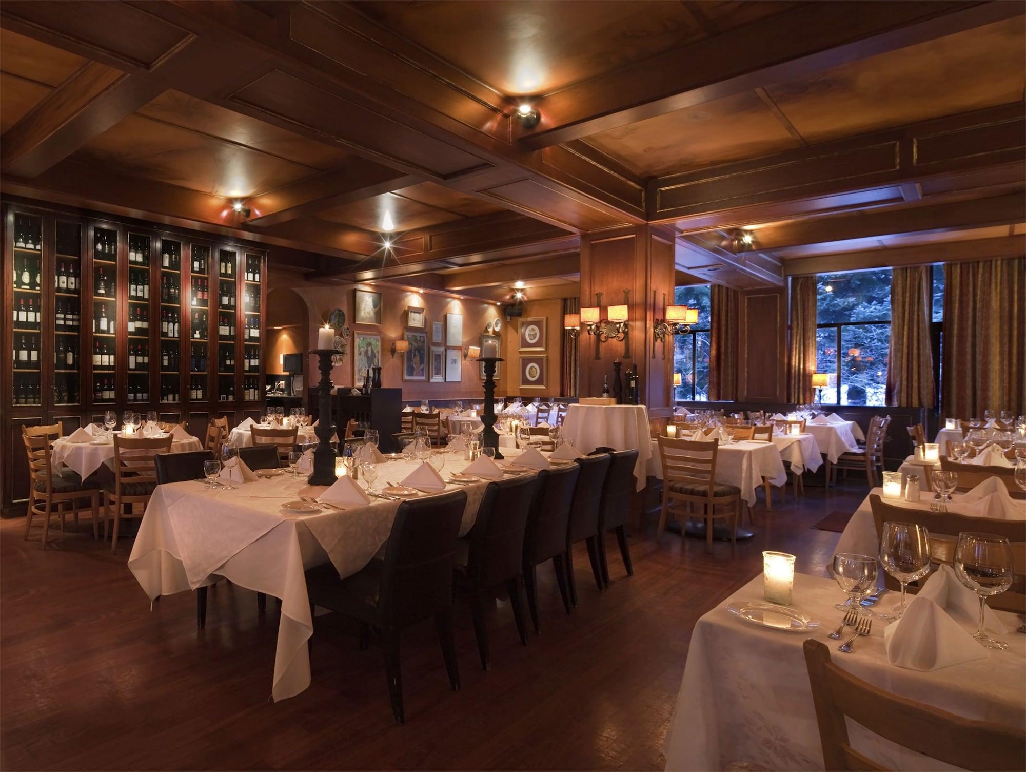 Restaurant Mountain Side Hotel Whistler by Executive
