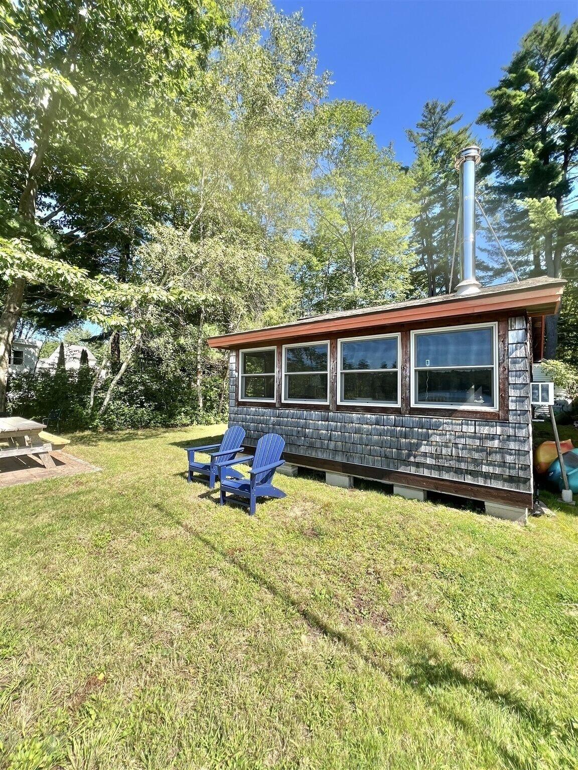 Varios Boomfish Limit 5 2 Bedroom Cottage by RedAwning