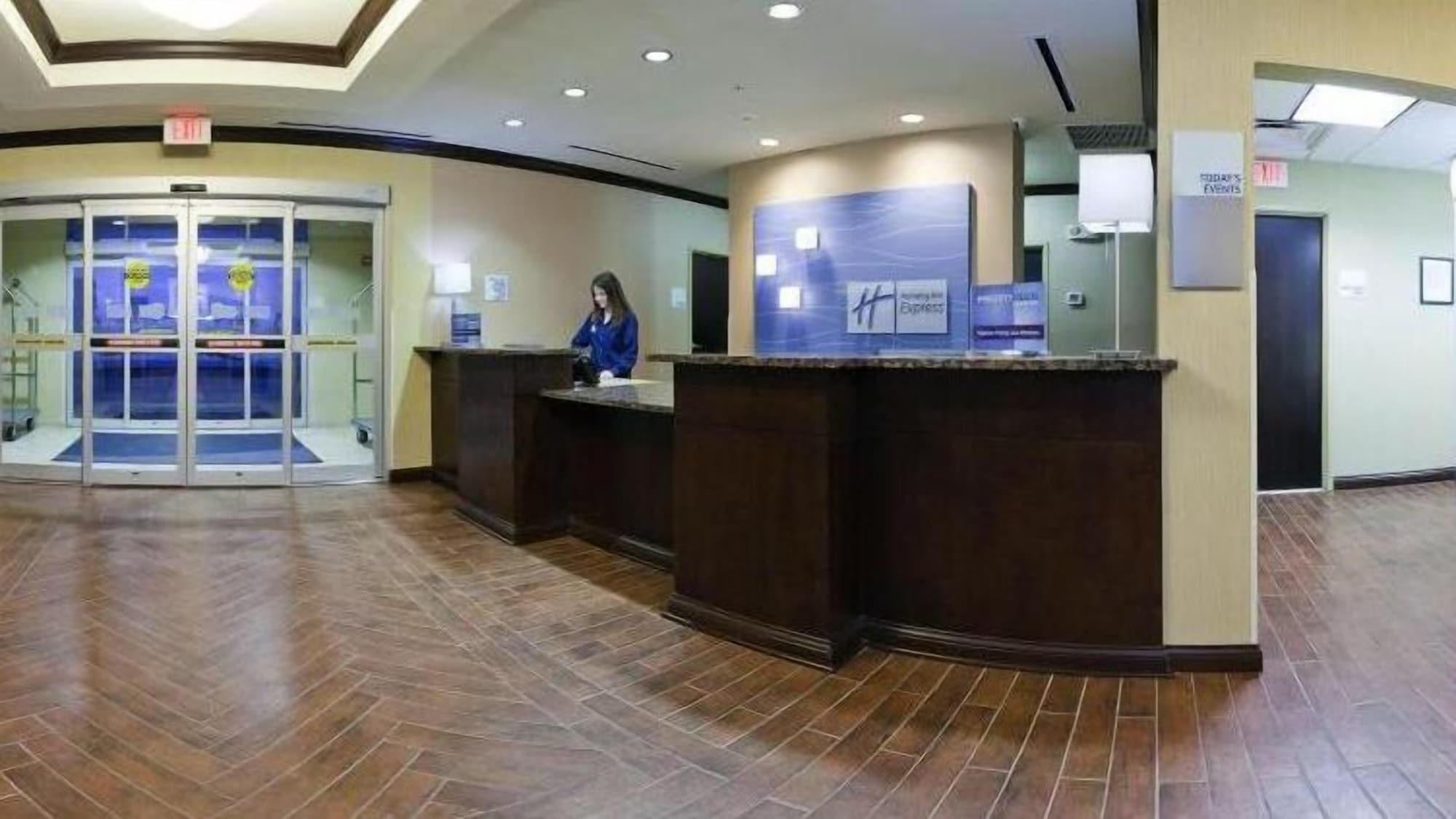 Vista Lobby Holiday Inn Express Hotel & Suites Richwood-Cincinnati South by IHG
