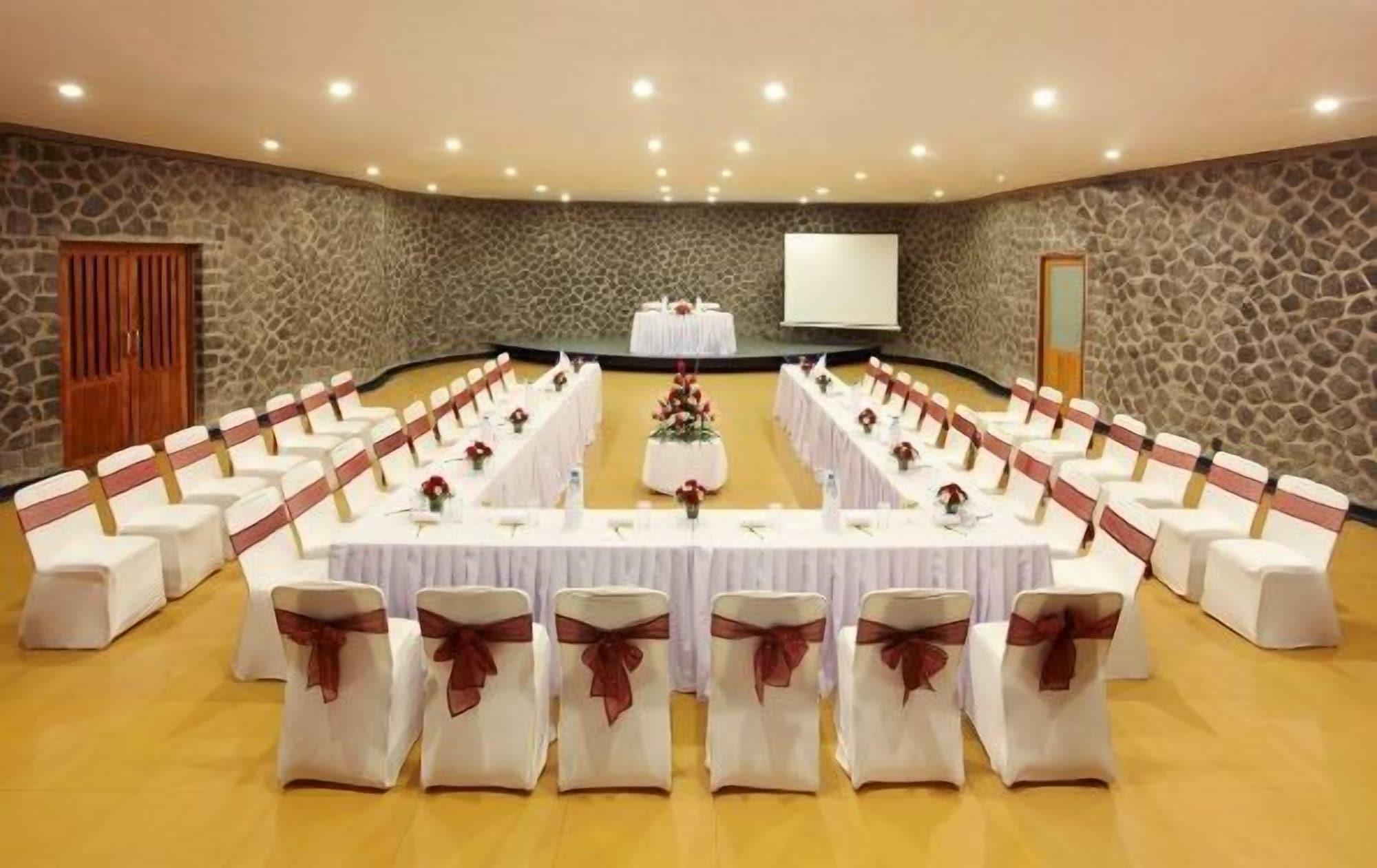 Sala de Reuniones Great trails yercaud by GRT Hotels