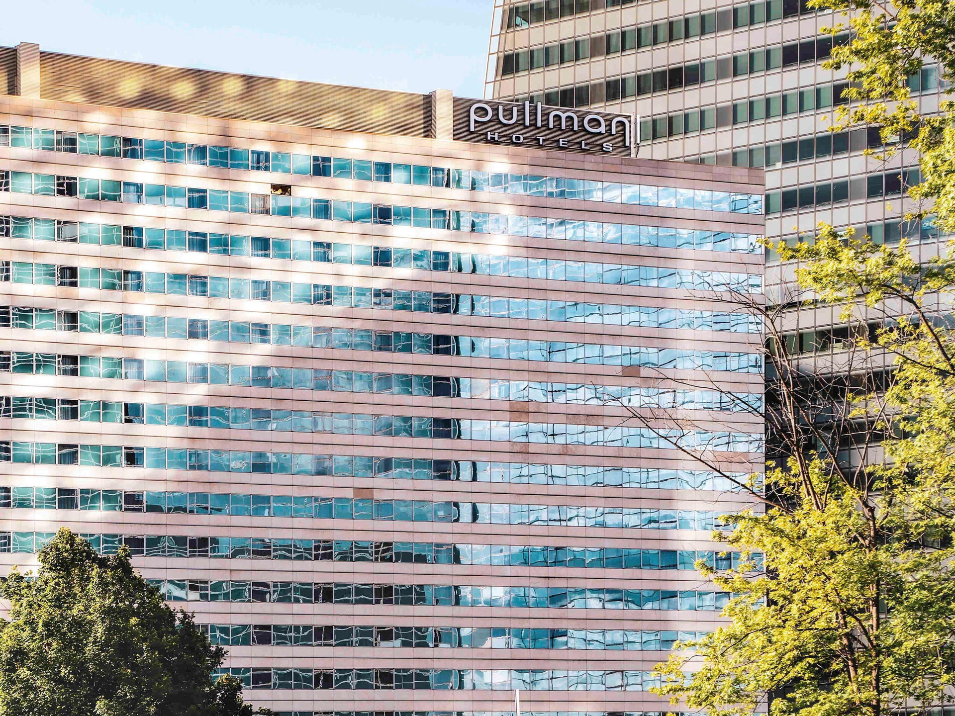 Vista Exterior Pullman Paris La Défense