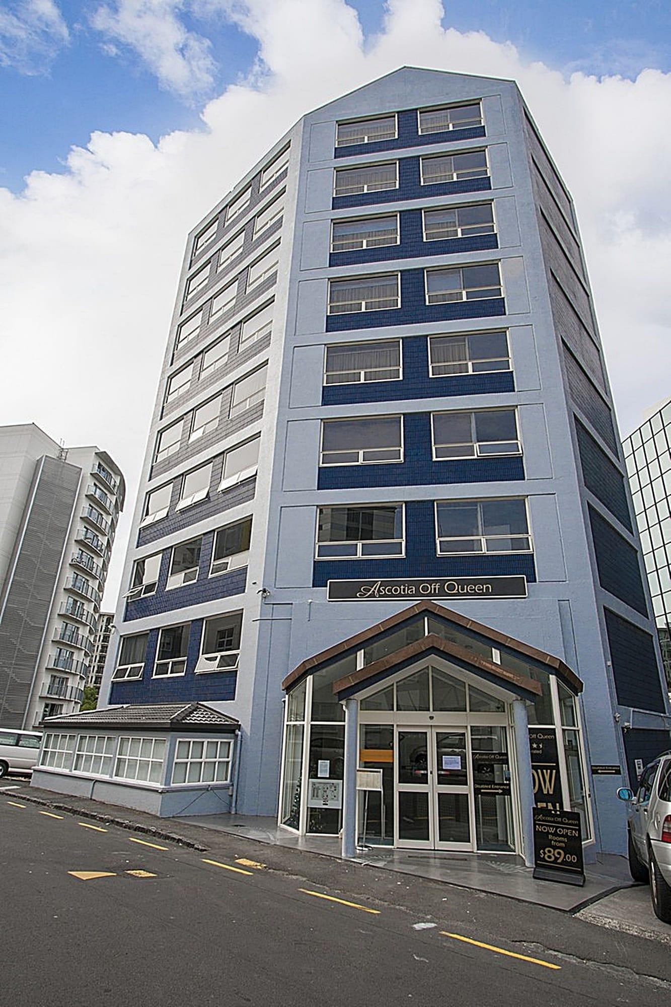Vista Exterior Ascotia off Queen