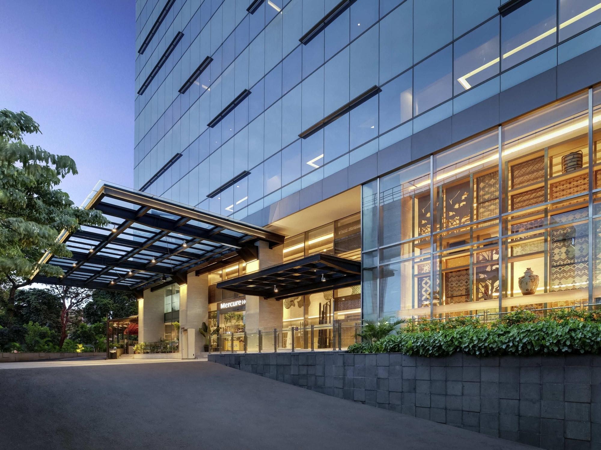 Vista Exterior Mercure Jakarta Gatot Subroto