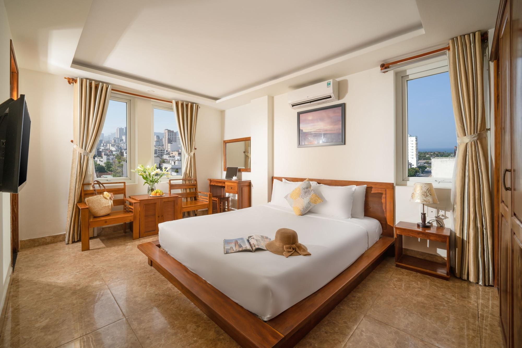 Varios Titan Hotel