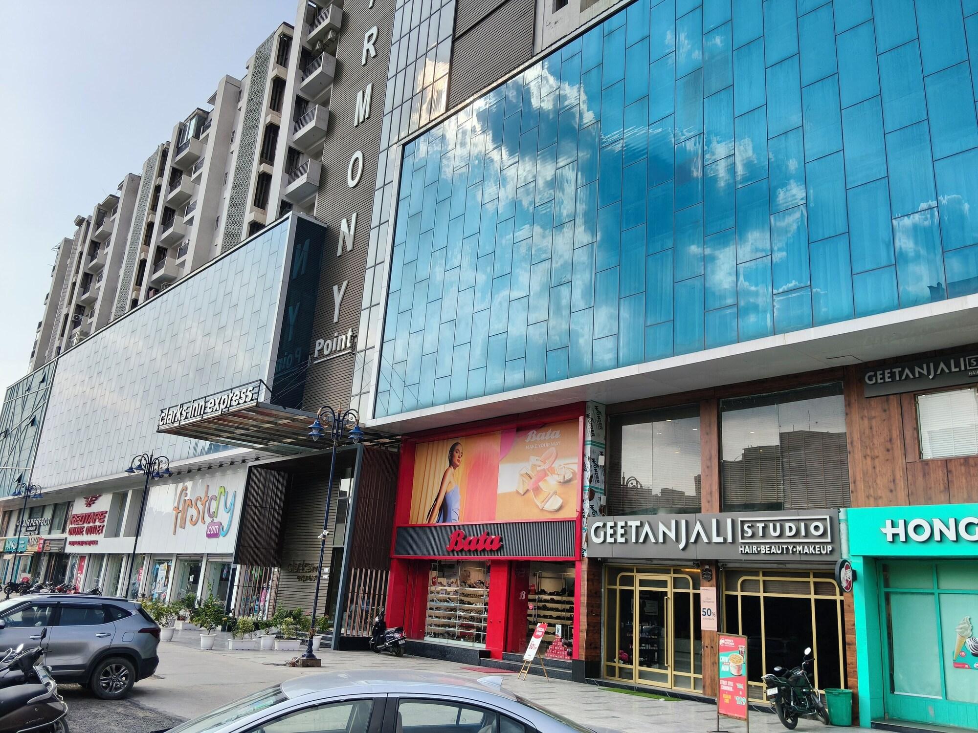 Varios Clarks Inn Express Firozabad