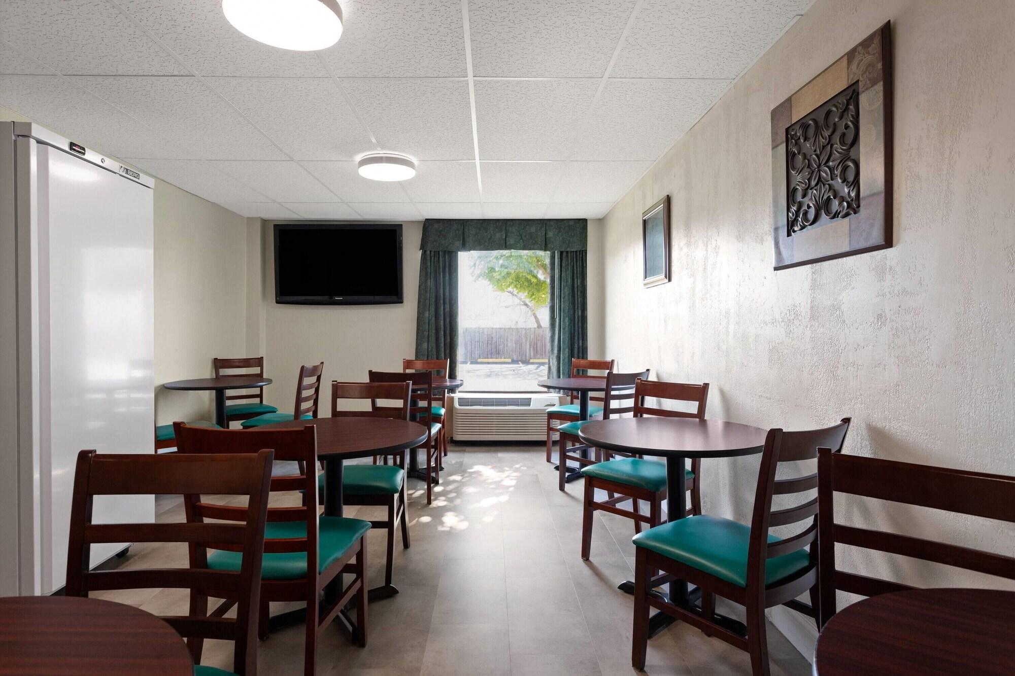 Varios Super 8 by Wyndham Columbus