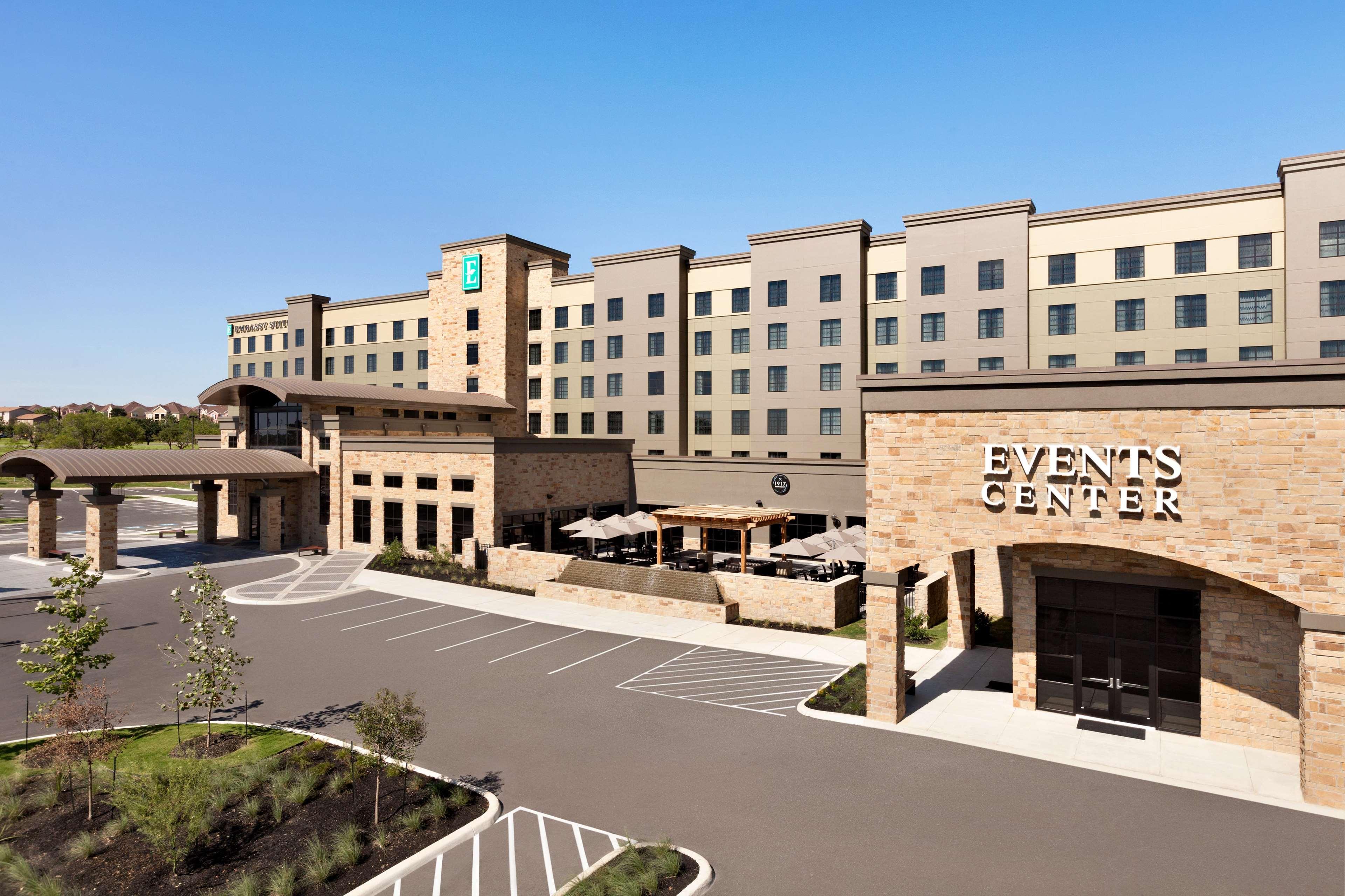 Vista Exterior Embassy Suites by Hilton San Antonio Brooks Hotel & Spa