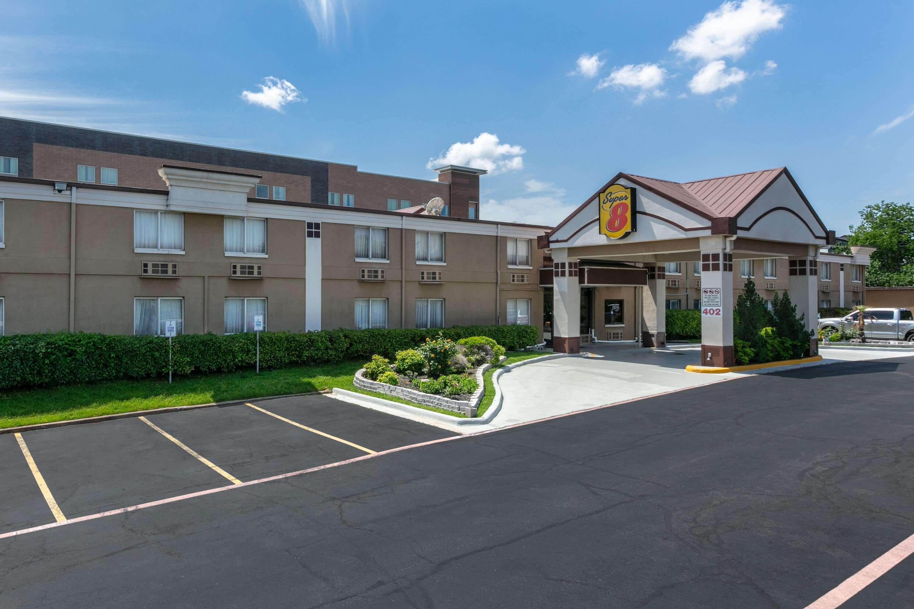 Varios Super 8 by Wyndham Grand Prairie North