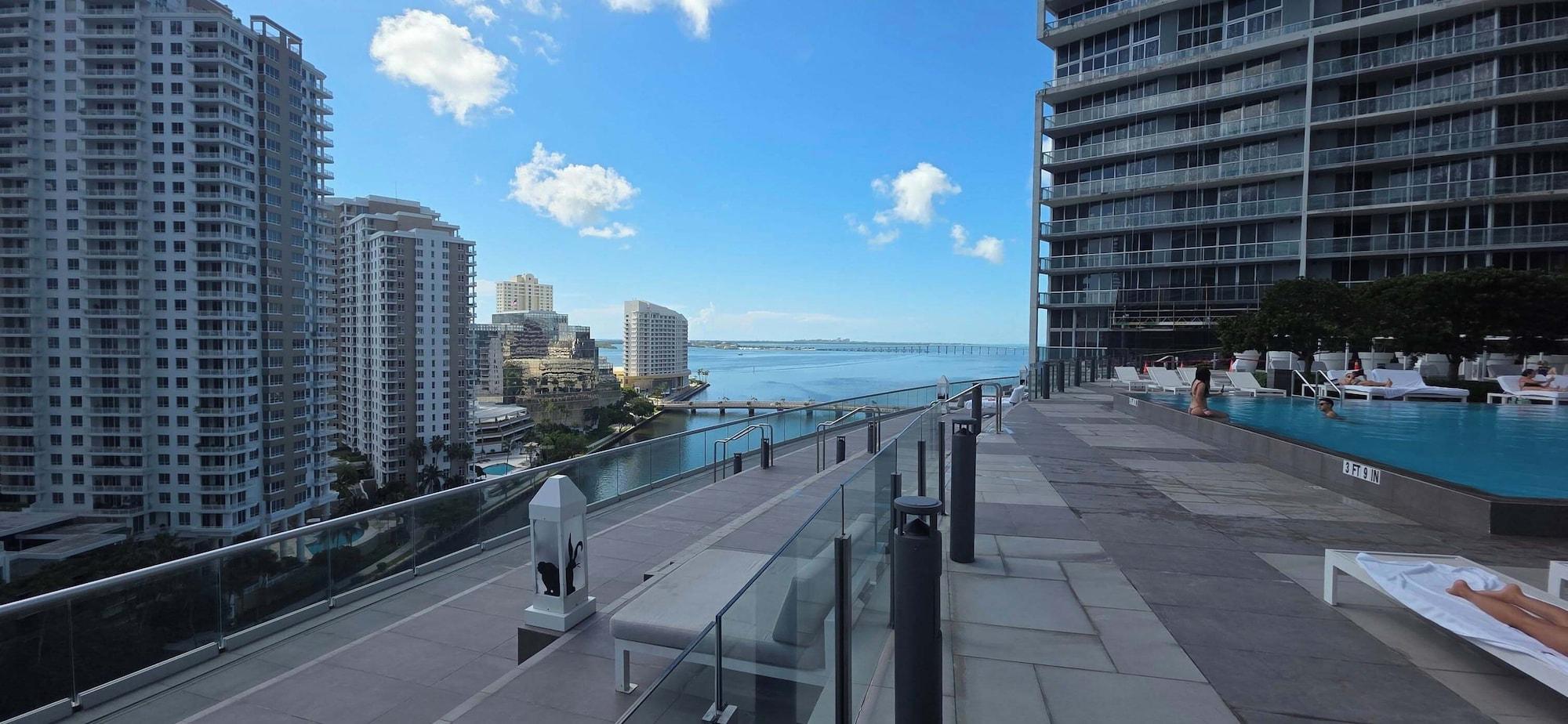 Vista Piscina The Bay Suites - W Miami