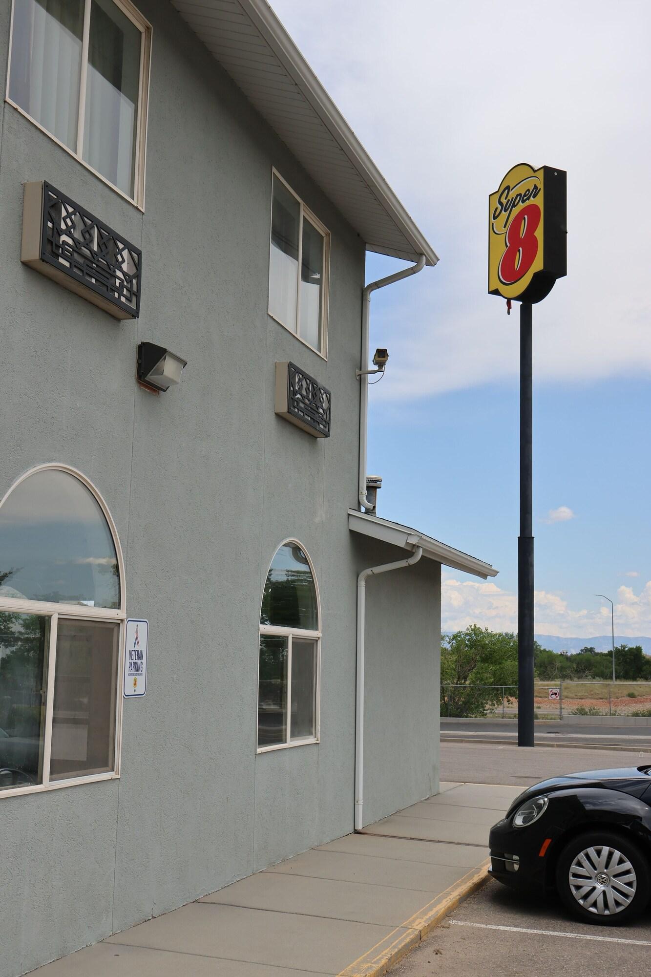 Vista Exterior Super 8 by Wyndham Price