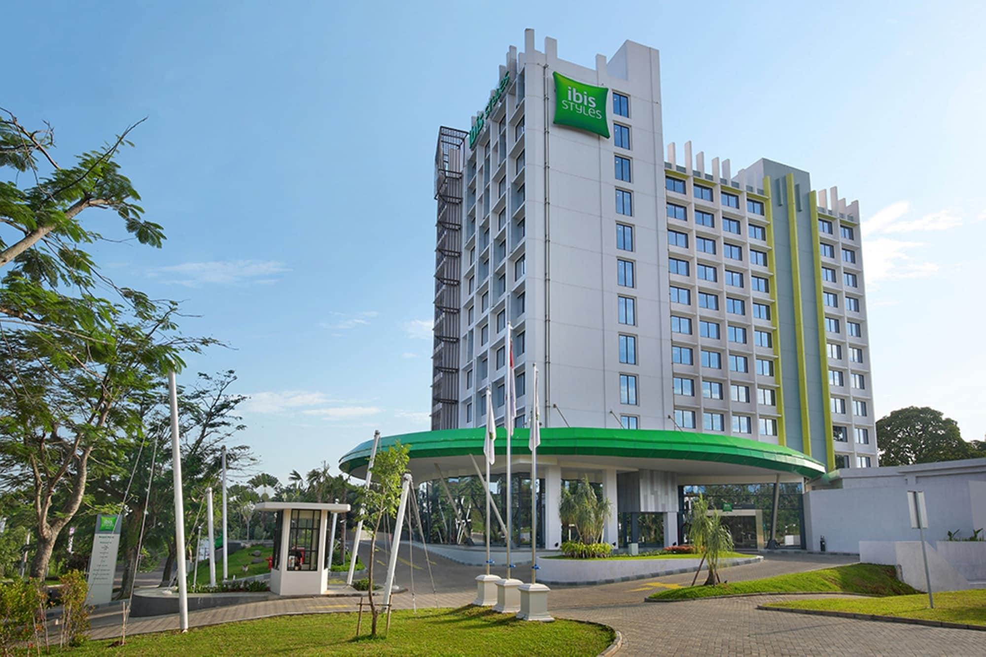 Vista Exterior ibis Styles Bogor Raya
