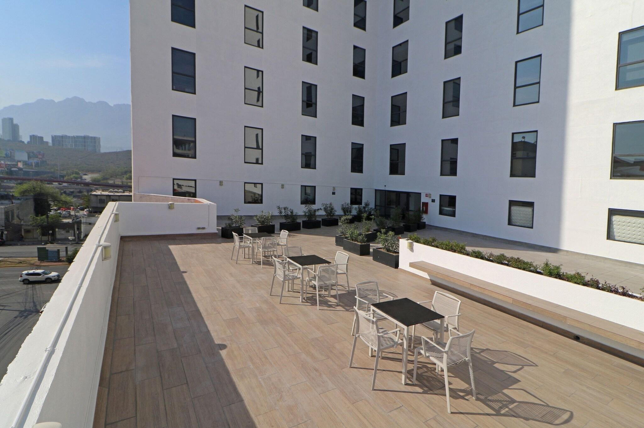 Vista Exterior City Express Plus by Marriott Monterrey Galerias