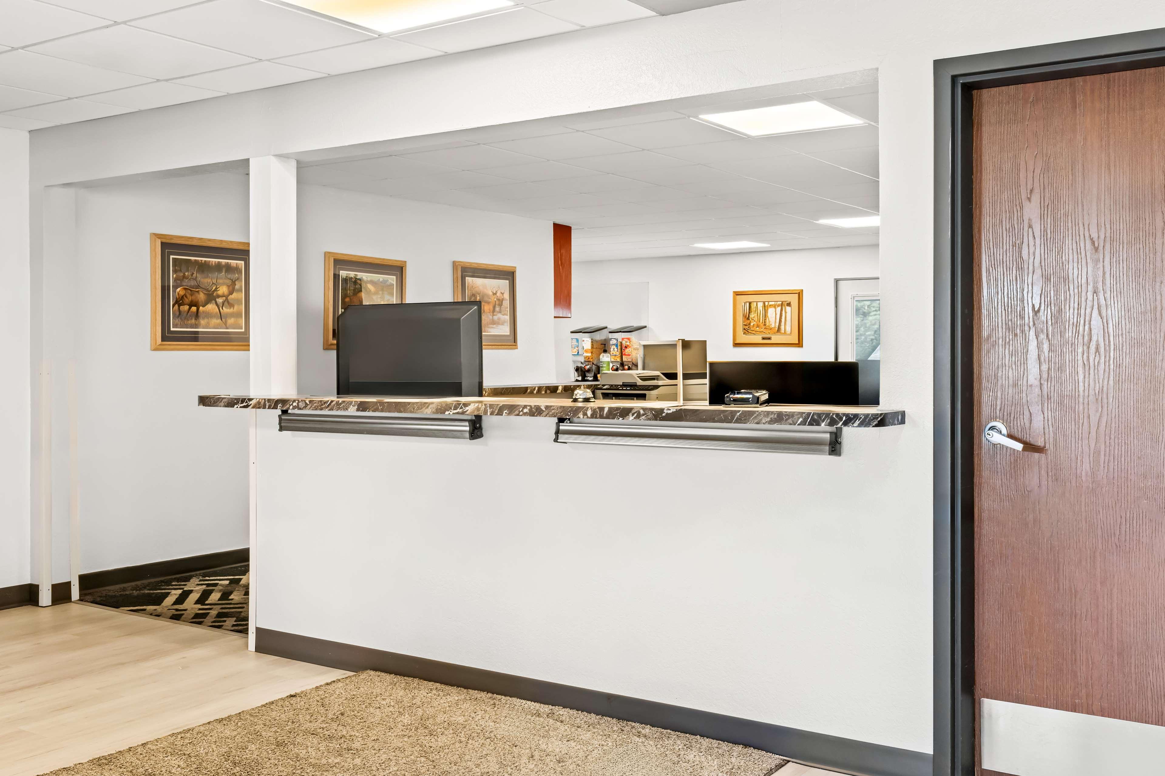 Vista Lobby Americas Best Value Inn - Tahquamenon Country