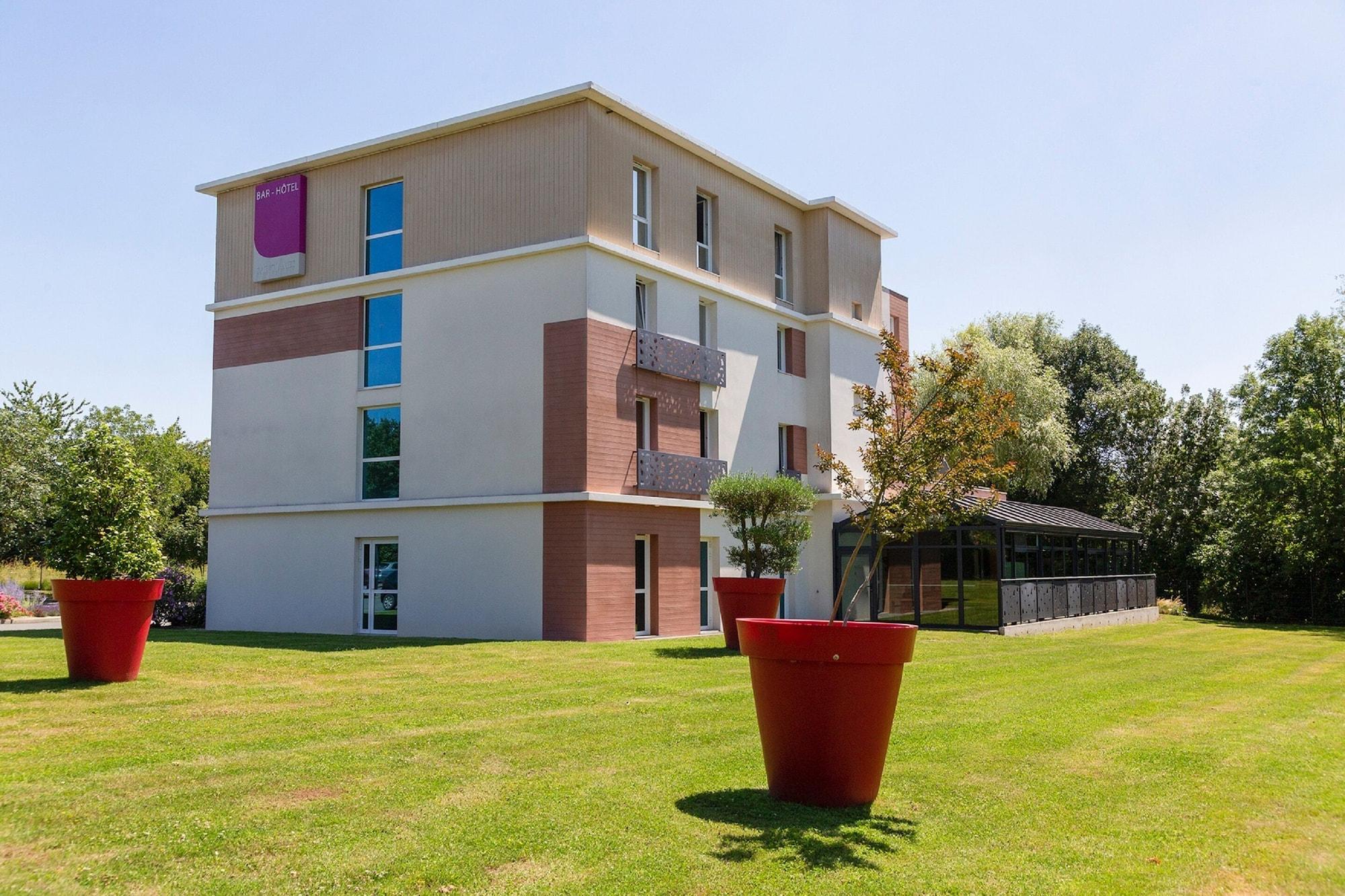 Vista Exterior Hotel restaurant Saint James, The originals Boutique