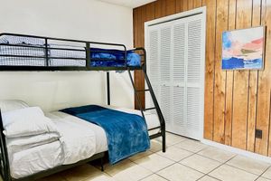 Alquiler Vacacional - Peaceful 2 Bed, 1 Bath located in midtown, 5 miles from Stadium.