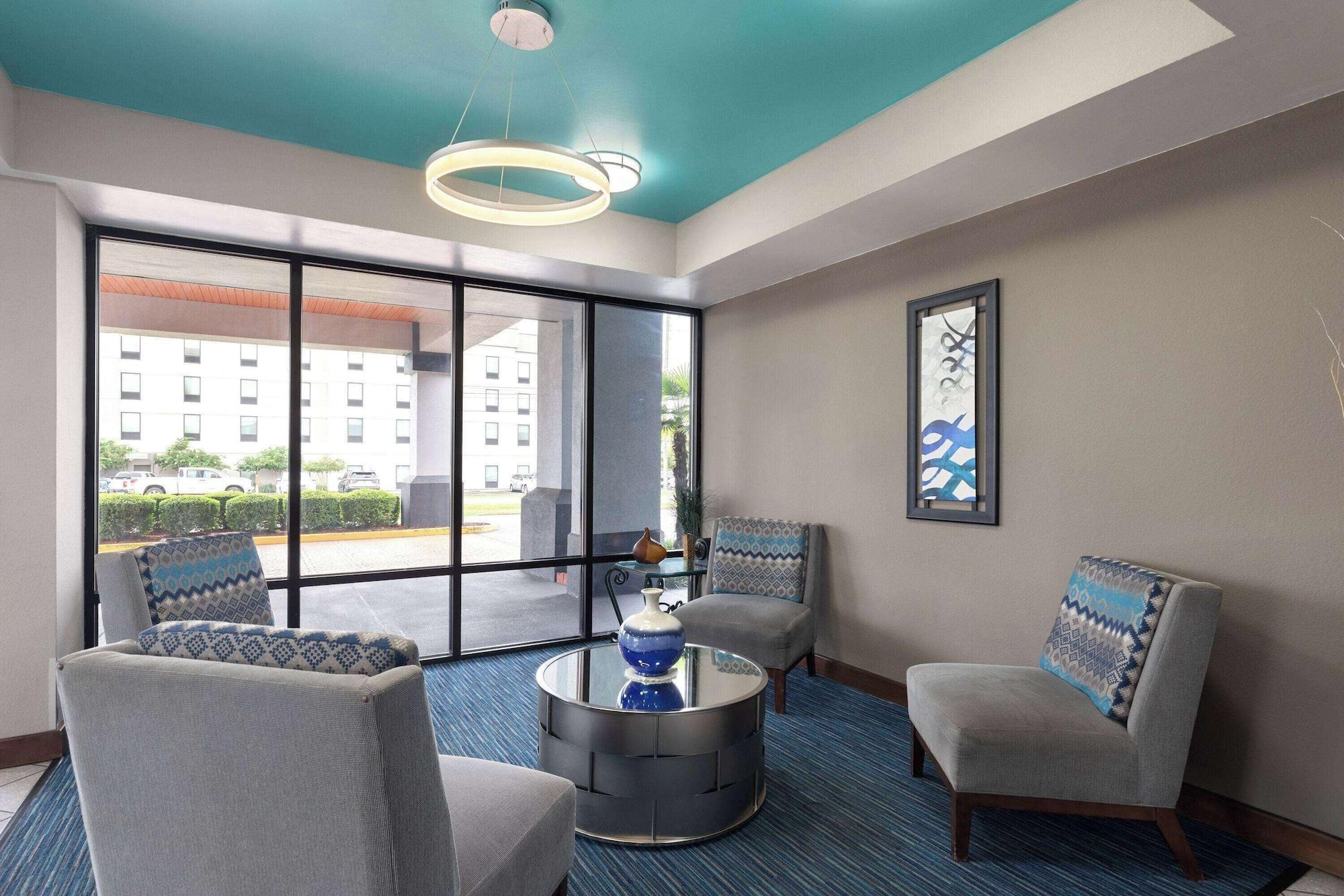 Vista Lobby Baymont by Wyndham Mobile/Tillmans Corner