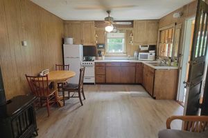 Alquiler Vacacional - Secluded lakeside cabin, rustic charm, sleeps 6, 700' lakeshore, 10 acres