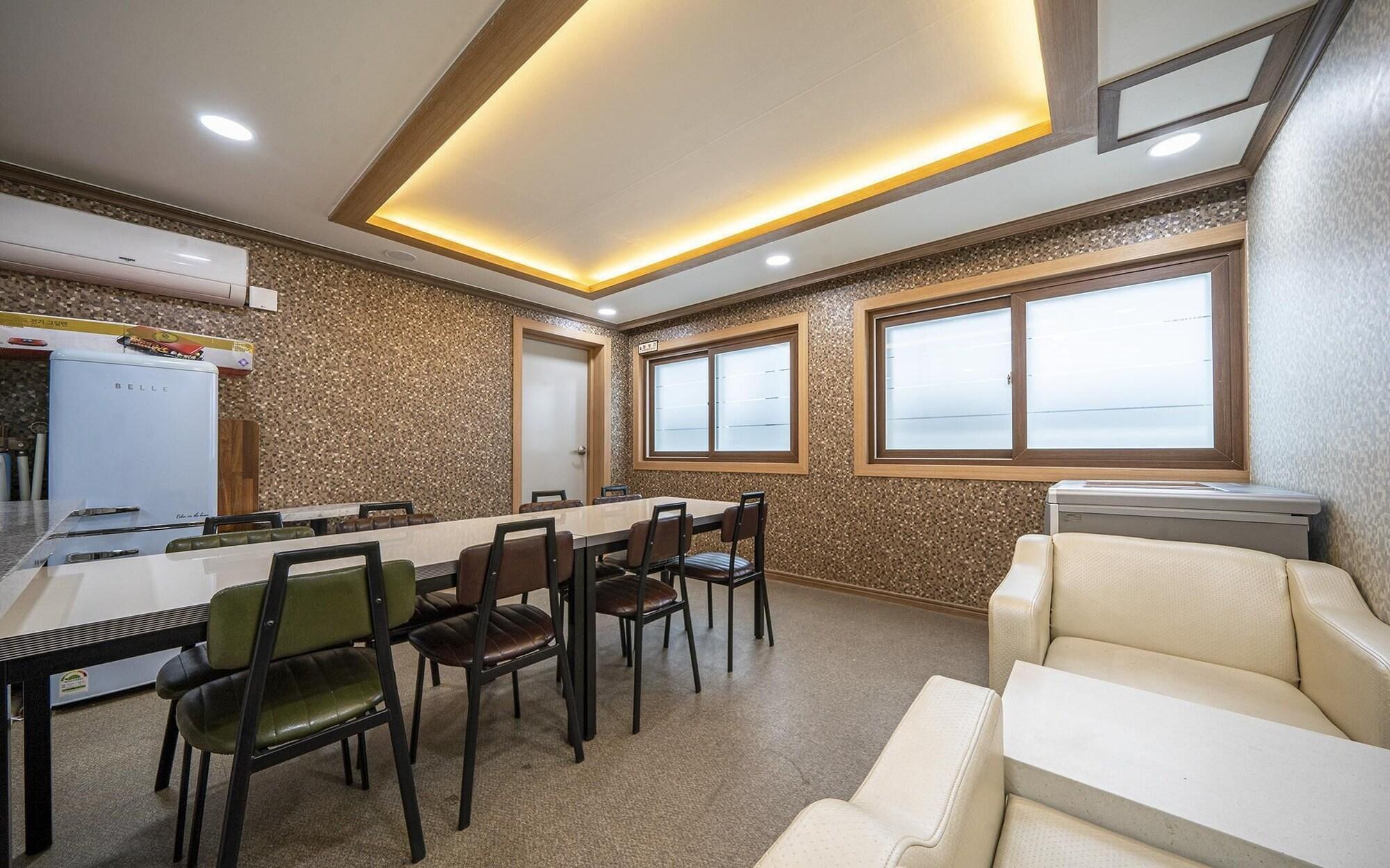 Varios Changwon Myeongseodong Hotel Sky