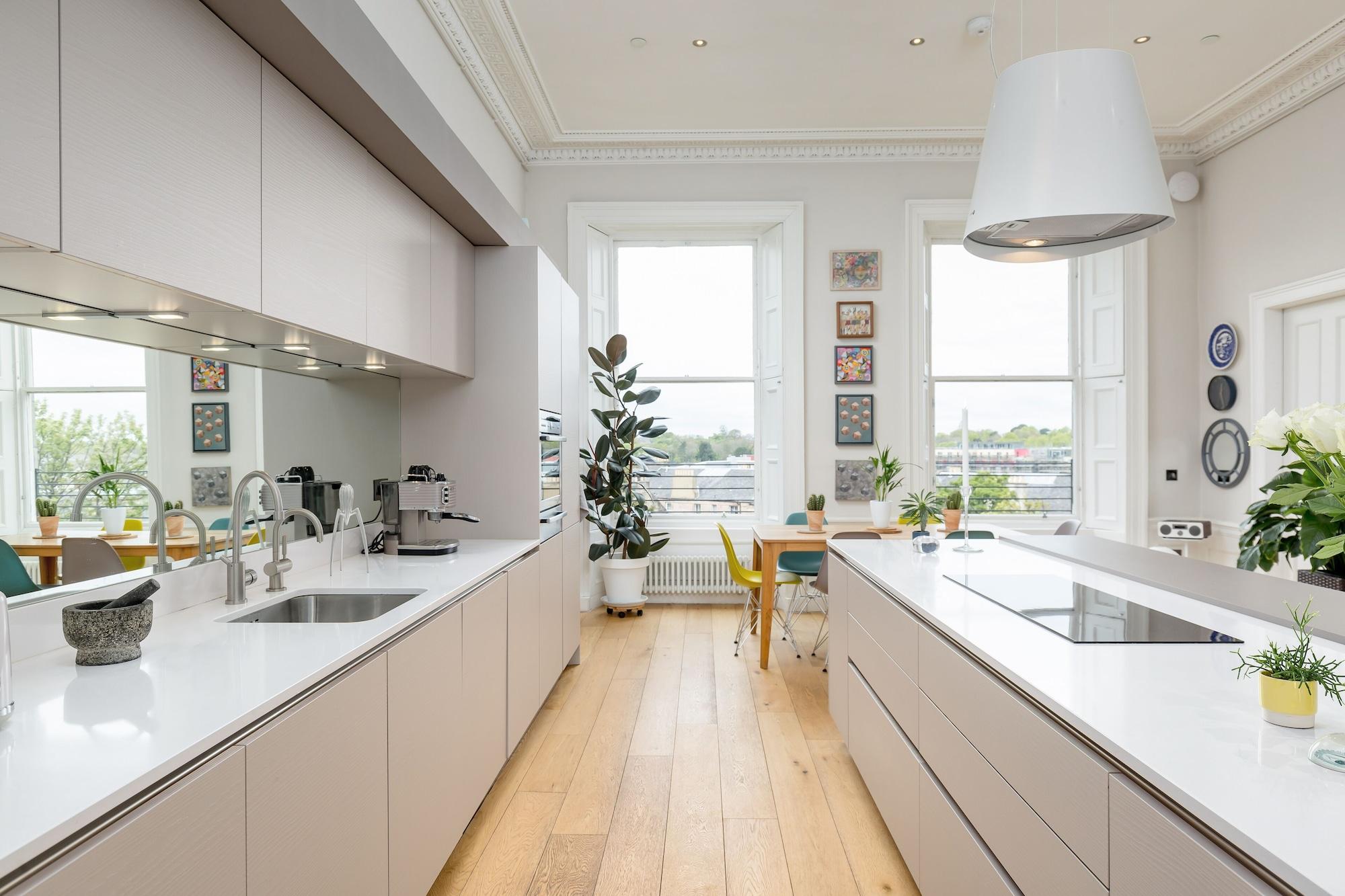 Bar/Salón Crescent House