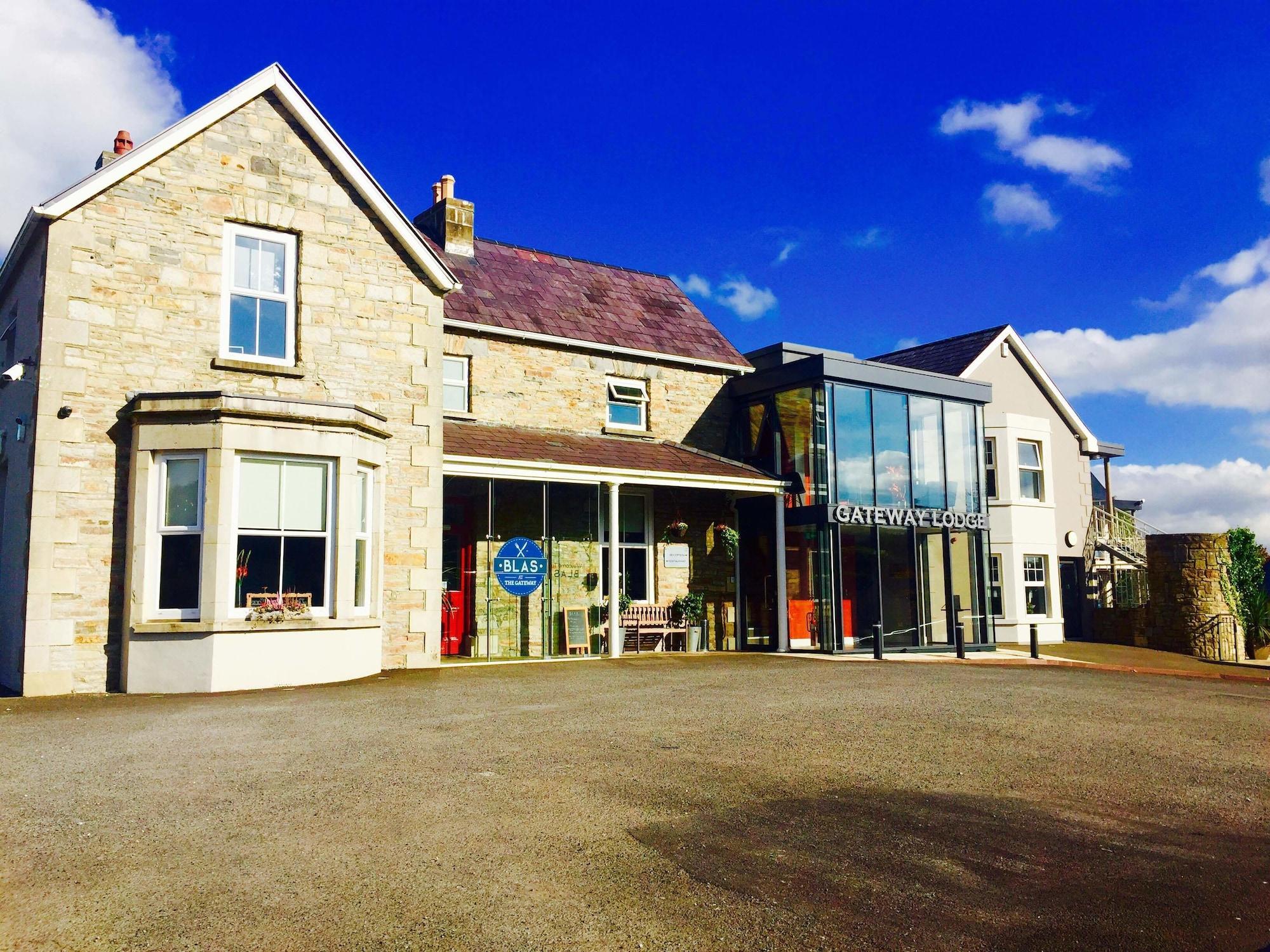 Vista Exterior Gateway Lodge Donegal
