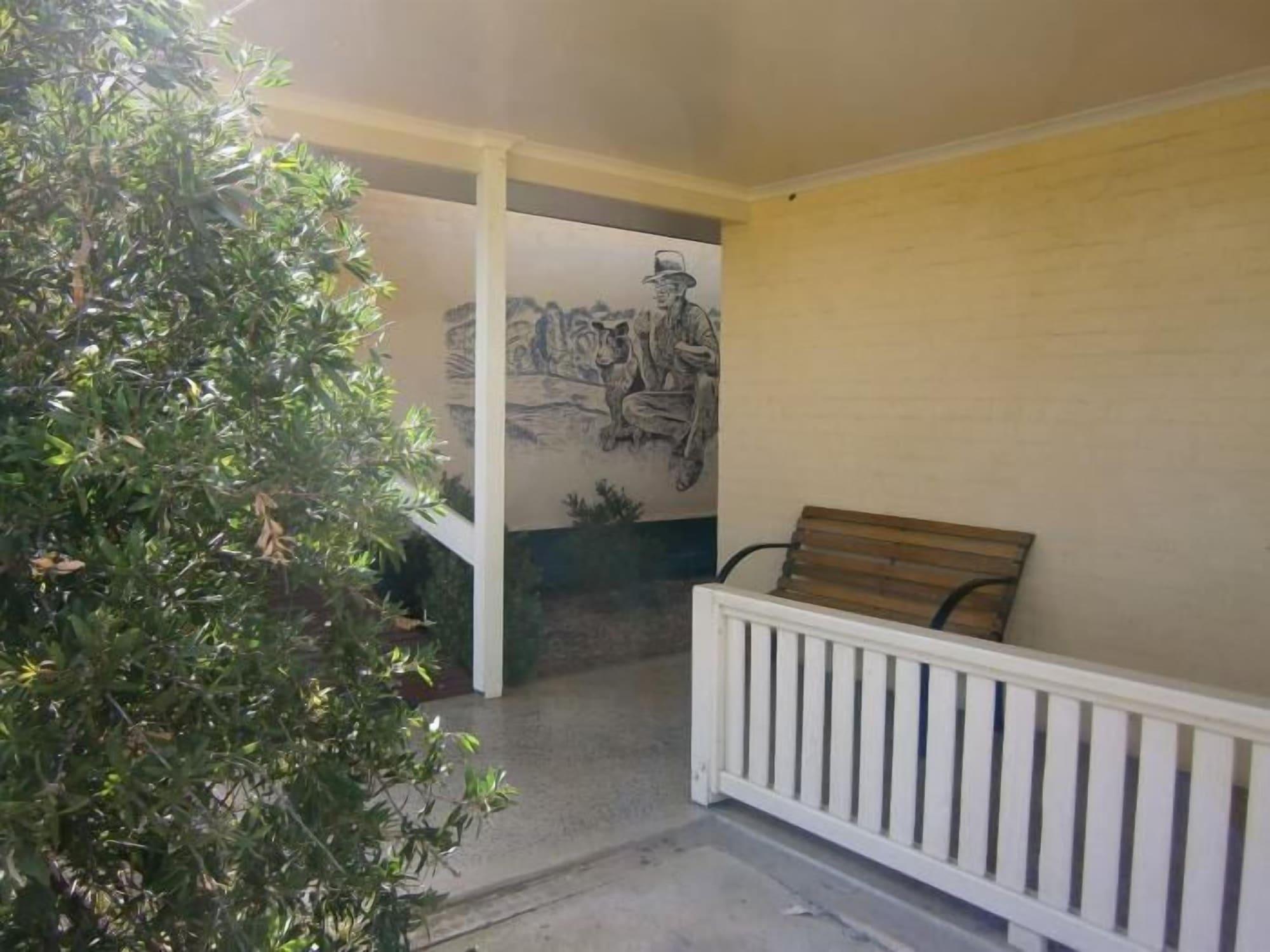 Varios Kellys Motel Oakey