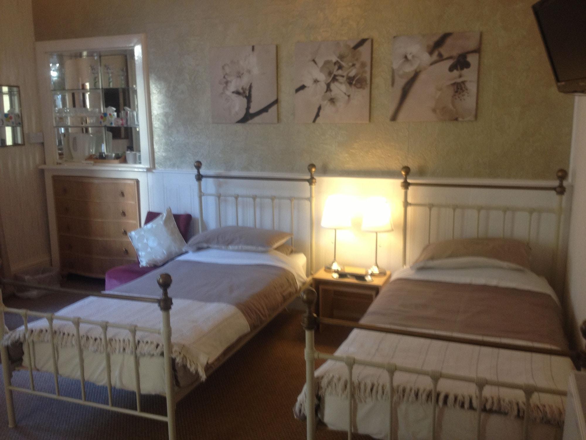 Varios Cameron House Hotel