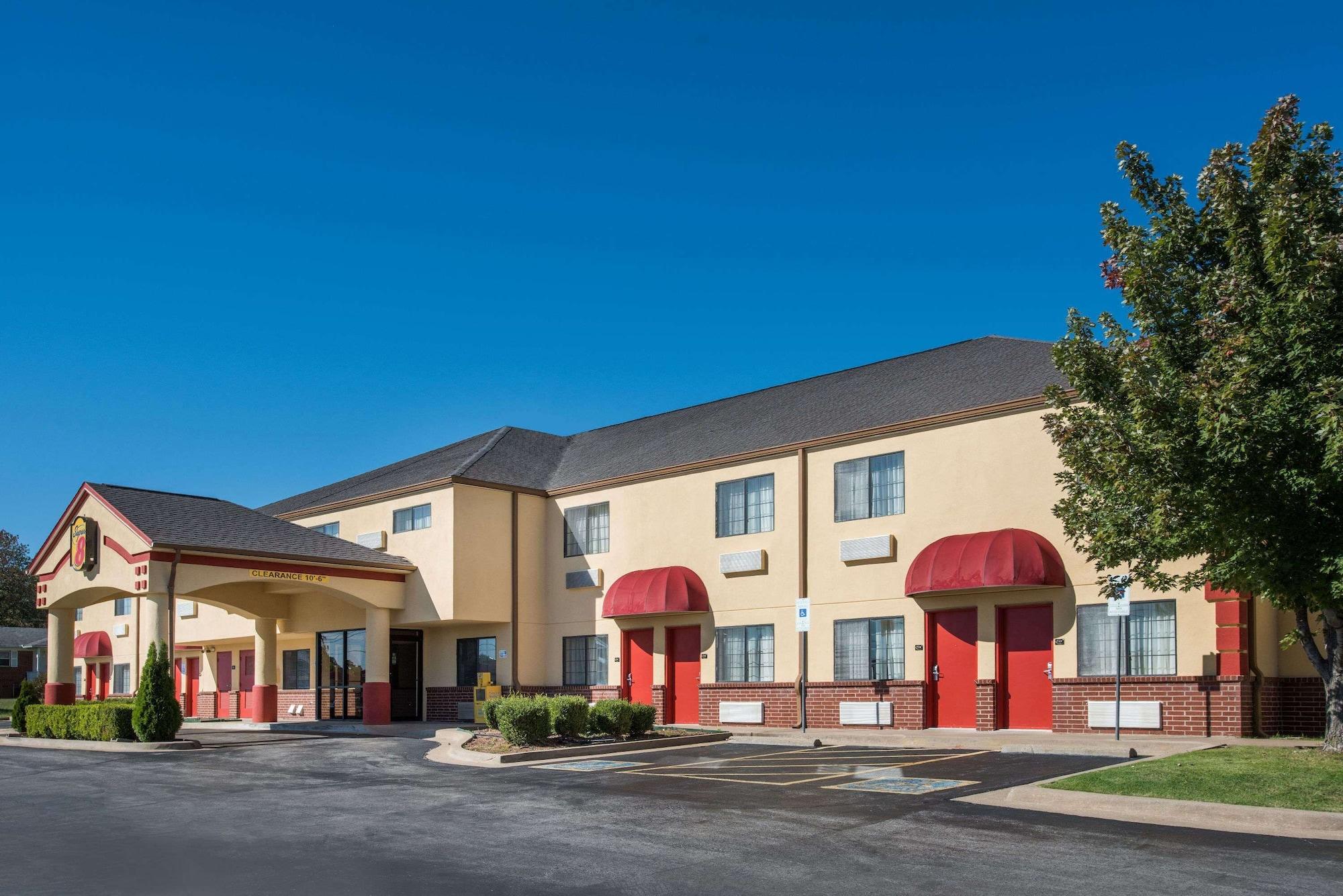 Varios Super 8 by Wyndham Claremore OK