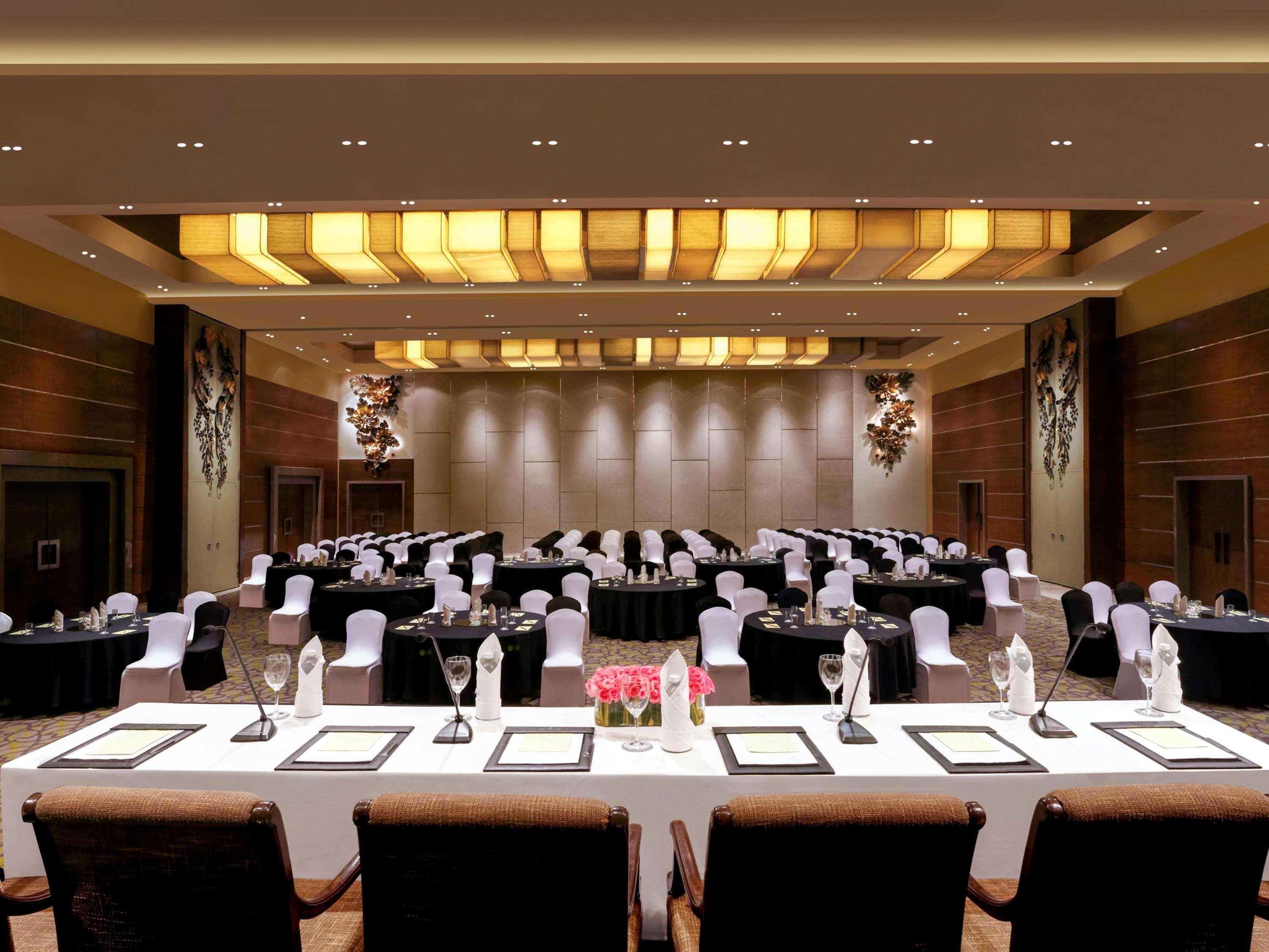 Vista Exterior Grand Mercure Vadodara Surya Palace Hotel
