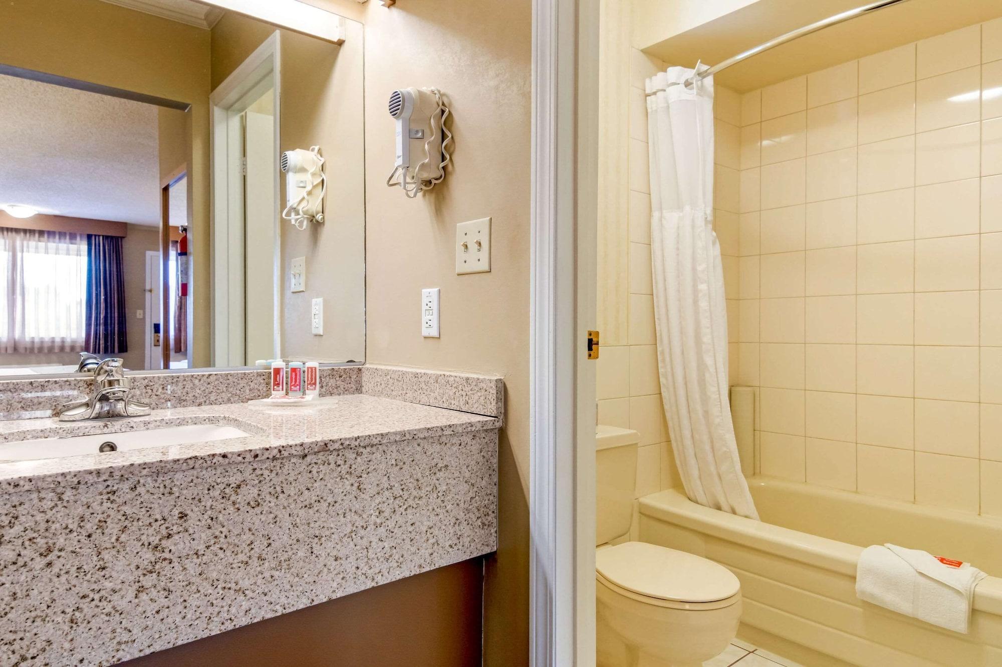 Habitación Econo Lodge Inn & Suites